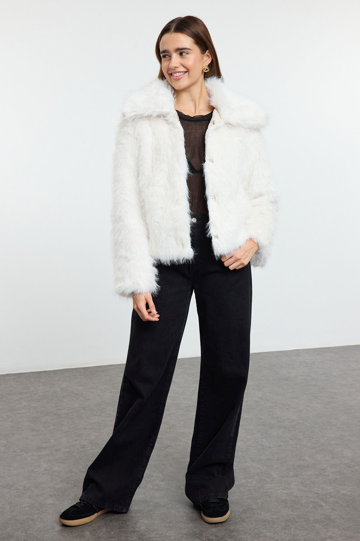 Trendyol Collection-Weißer Pelzmantel mit normaler Passform TWOAW25MO00314 2