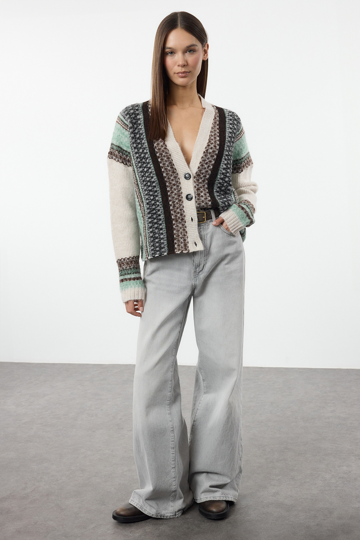 Trendyolmilla  Ekru Geniş Kalıp Yumuşak Dokulu Desenli V Yaka Triko Hırka TWOAW25HI00382 - Görsel 2