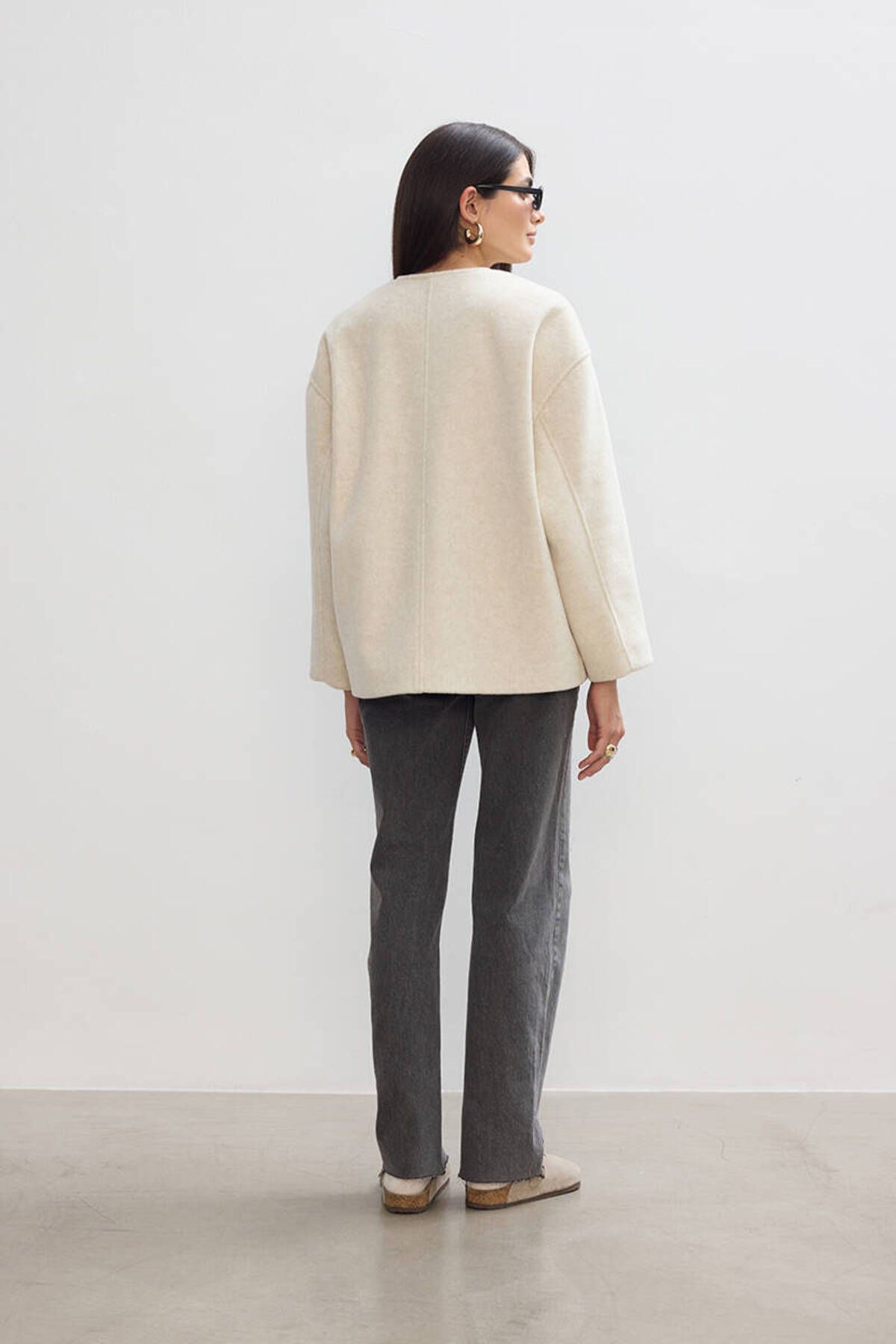 BE BLUE-Ecru Minimal Short Spoon Coat 7