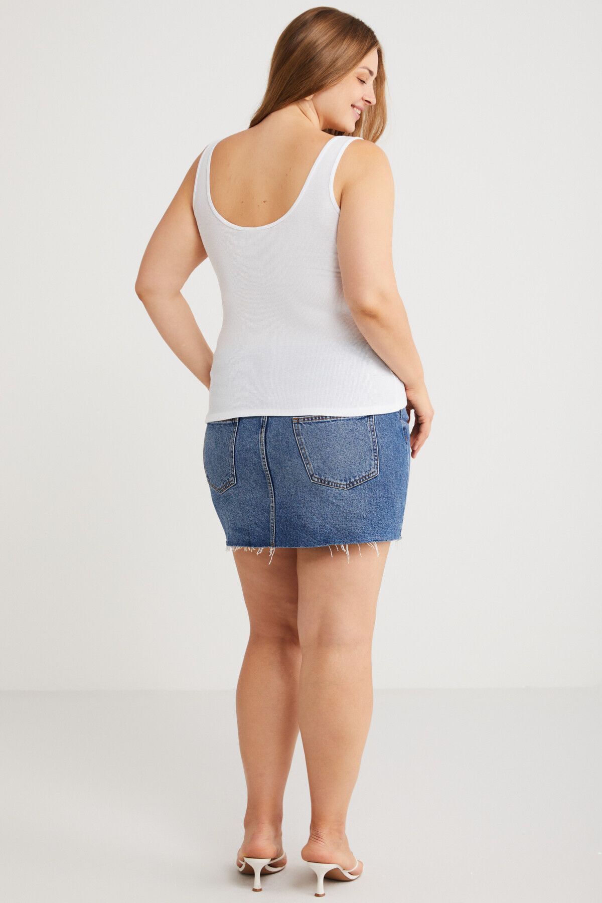 ETHIQUET  Aleydıs Kadın Slim Fit Dar Kalıp Düğme Detaylı Oyuk Yaka Örme Beyaz Büyük Beden Atlet - Görsel 4