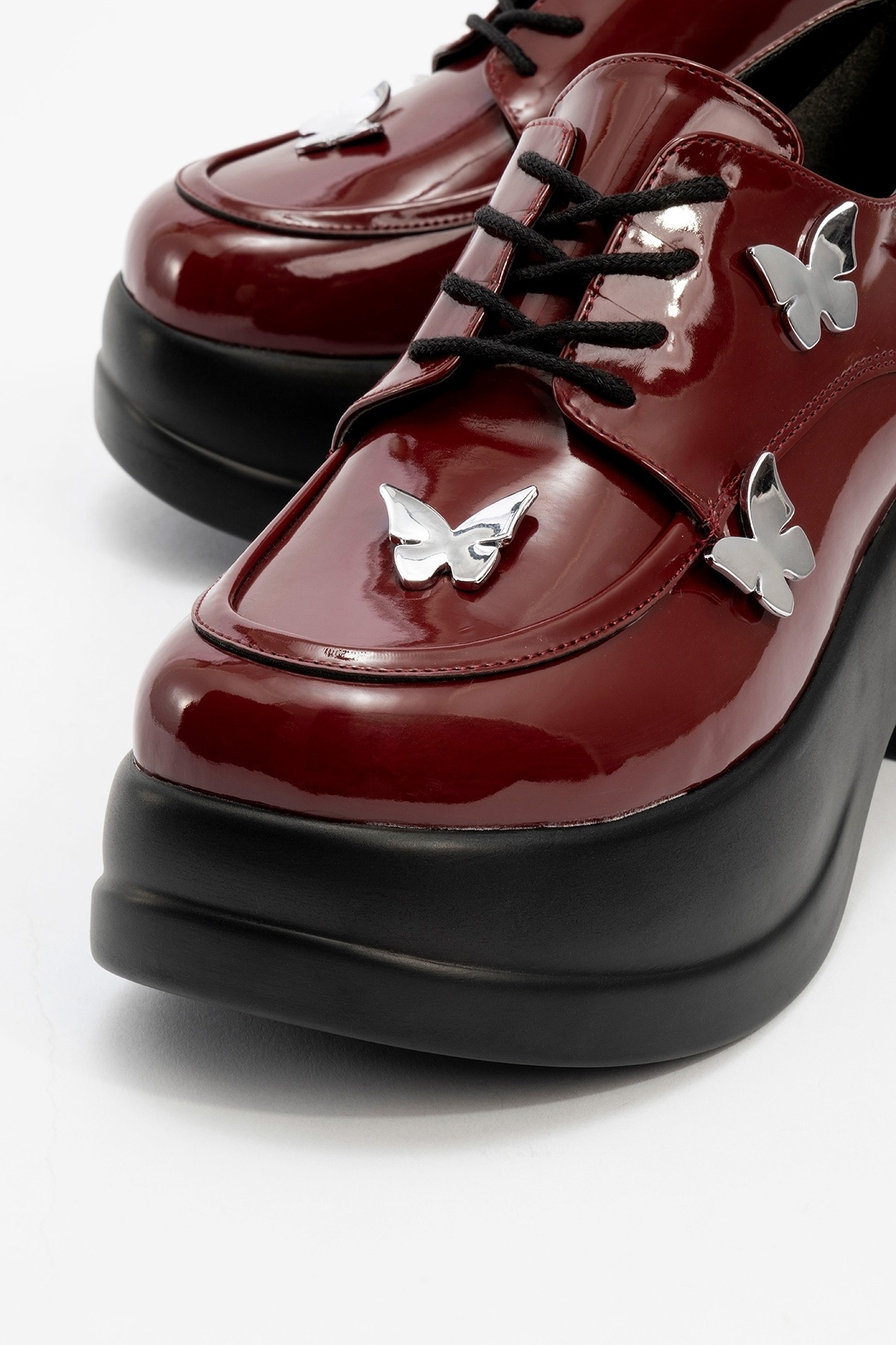 LuviShoes-Γυναικεία παπούτσια με σφήνα τακούνια VANESS λουστρίνι με κορδόνια με πεταλούδα 3