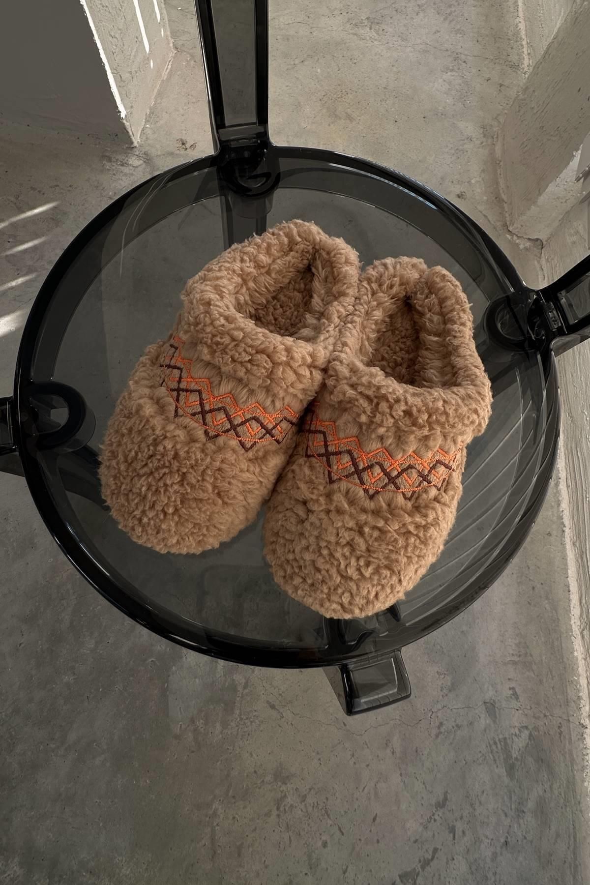 MJAMASS-Orange Embroidery Detailed Slippers 1