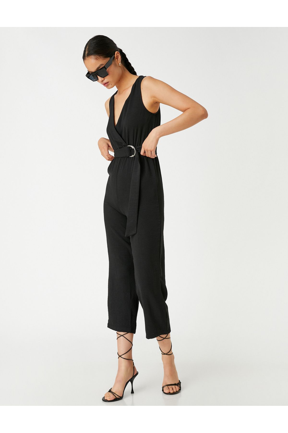 Koton-Ärmelloser Jumpsuit mit Satinstruktur und Gürteldetails 2