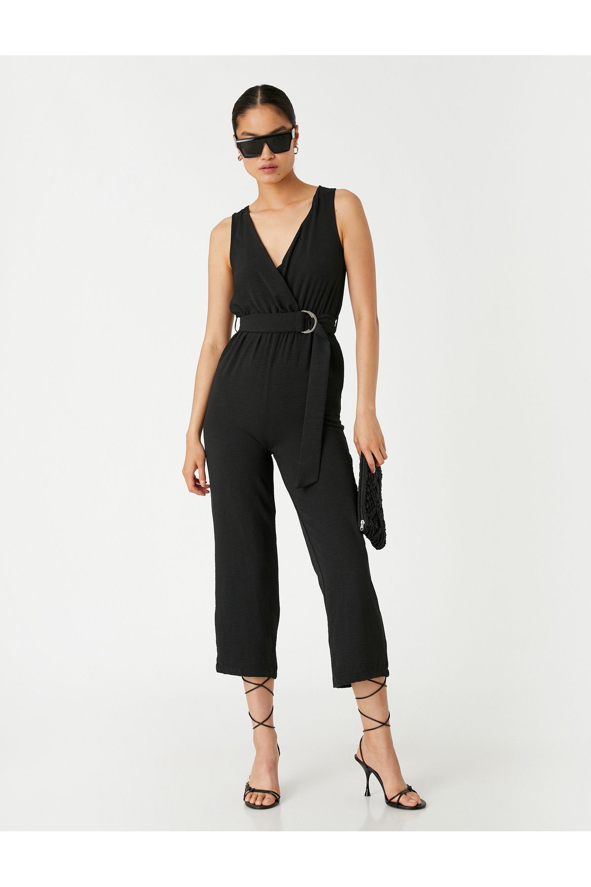 Koton-Ärmelloser Jumpsuit mit Satinstruktur und Gürteldetails 1