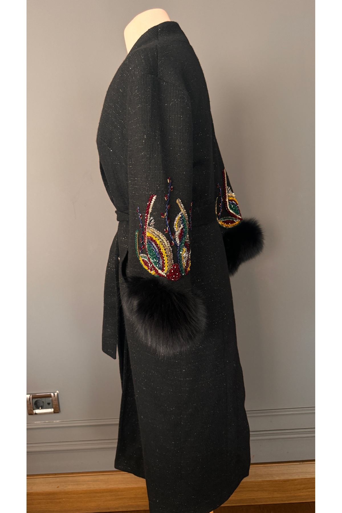 Kübra Tekin  Taş ve Boncuk İşlemeli Siyah Palto - Görsel 2