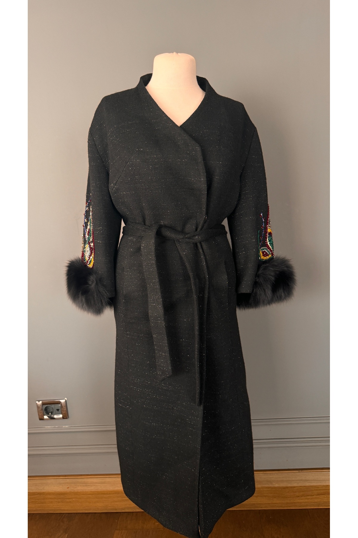 Kübra Tekin  Taş ve Boncuk İşlemeli Siyah Palto