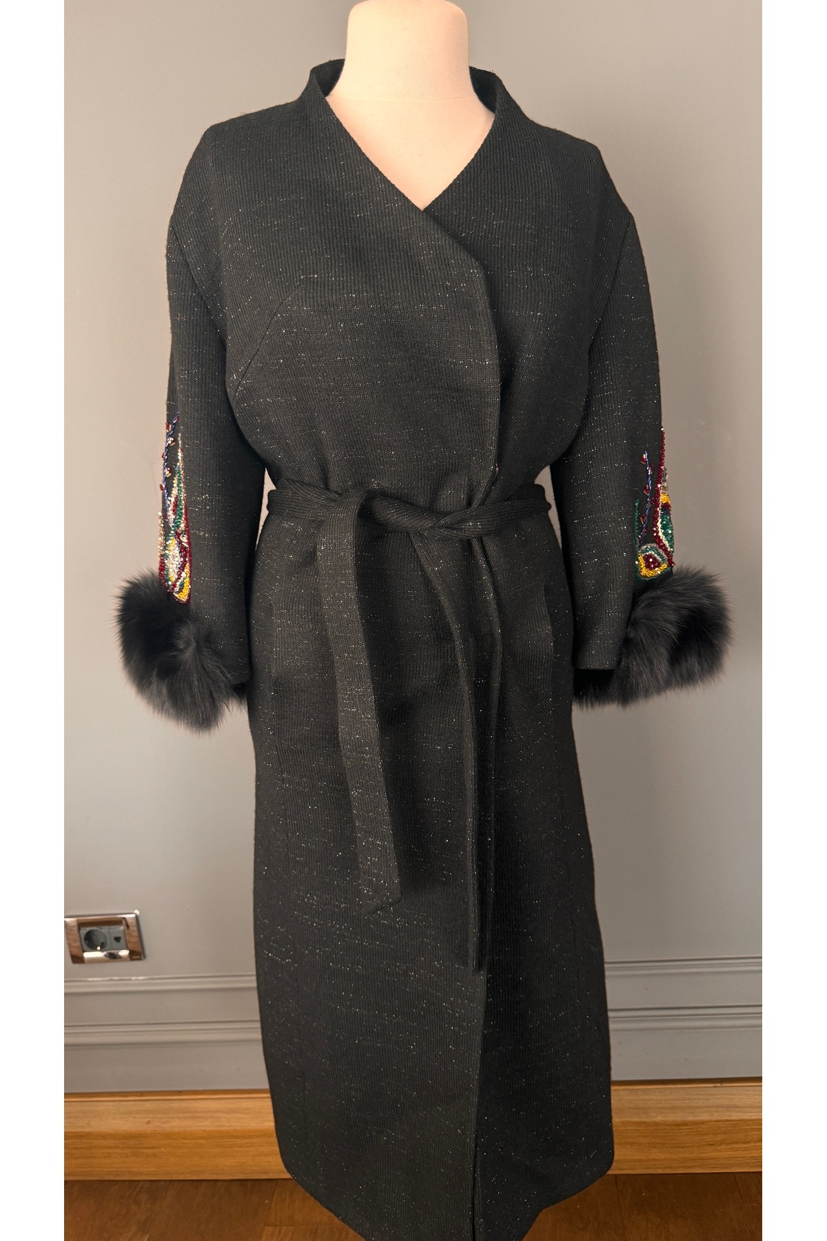 Kübra Tekin  Taş ve Boncuk İşlemeli Siyah Palto - Görsel 6