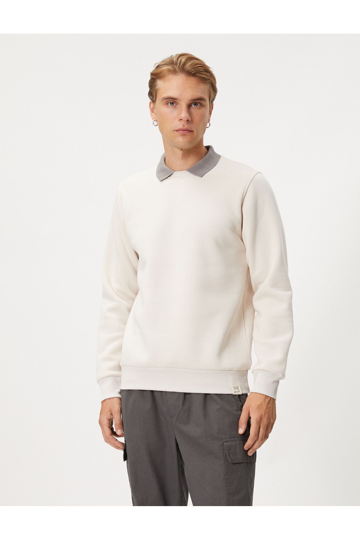 Koton-Basic-Sweatshirt mit Polokragen, Etikettendruck, detailliertes geripptes Raster 3