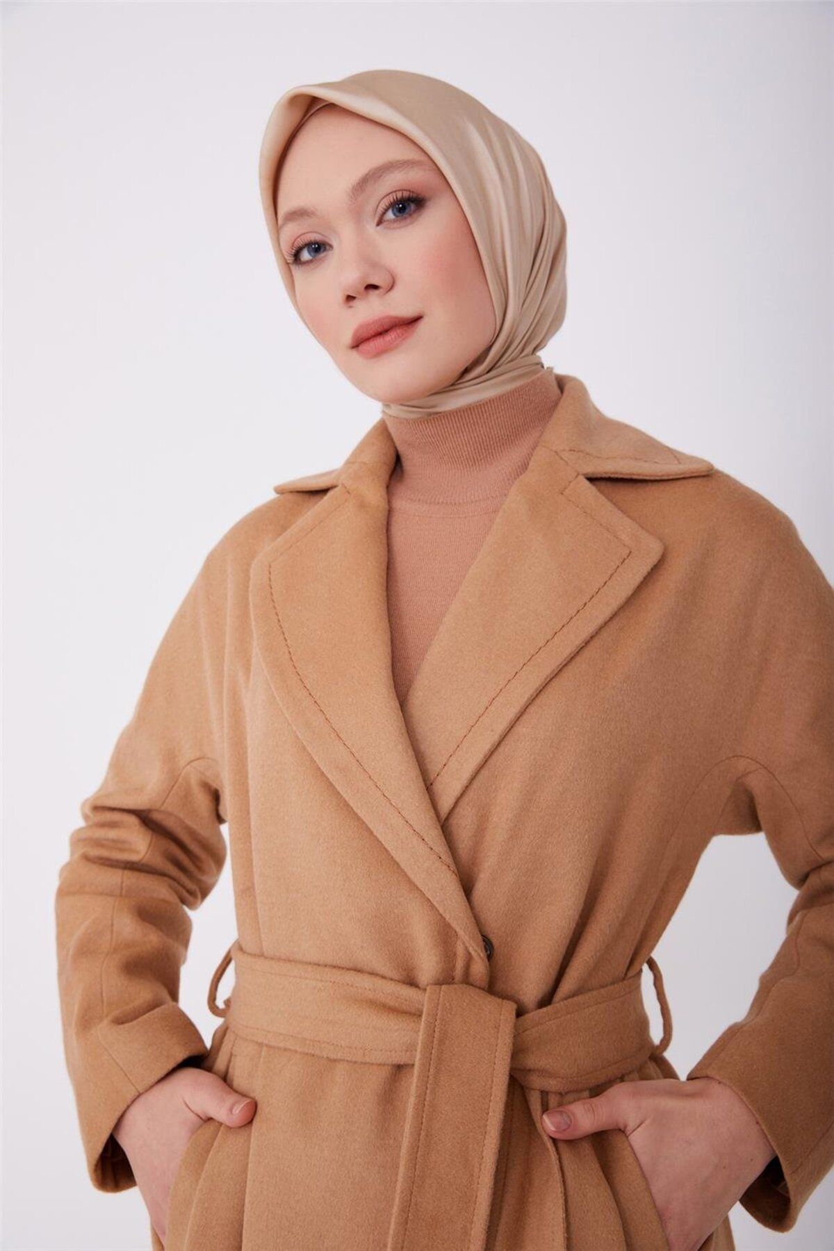 مانتو ترمه کمربند 22k8207 بژ Armine