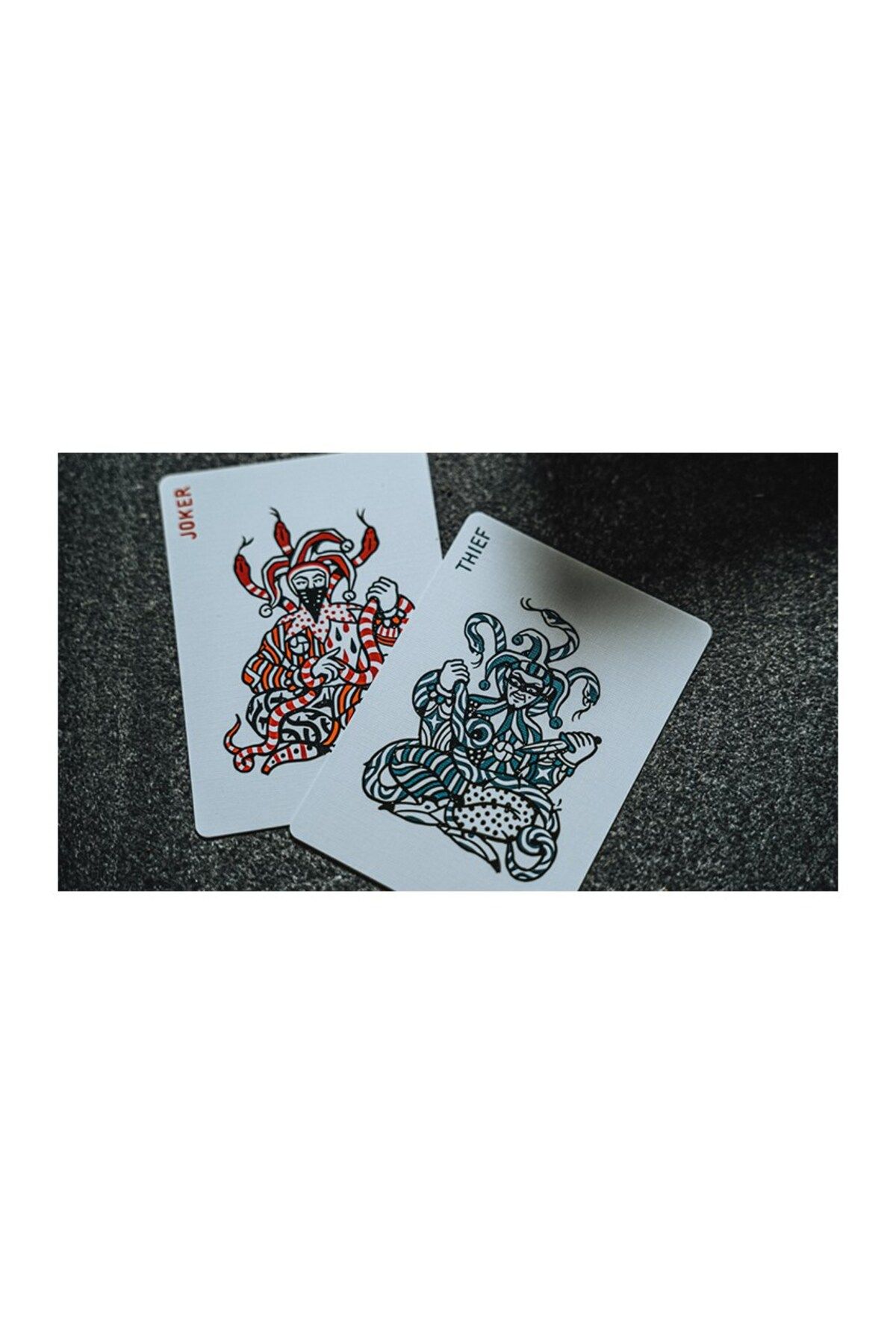 OyuncaklarÜlkesi-Bicycle Joker and the Thief Jt Crown Red Premium Playing Card Limited Edition Playing Cards 3