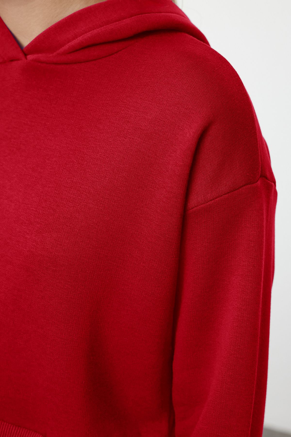 Trendyol Collection-Červená tlustá fleecová mikina s kapucí, uvolněný střih Crop Basic Pletená mikina TWOAW24SW00105 4