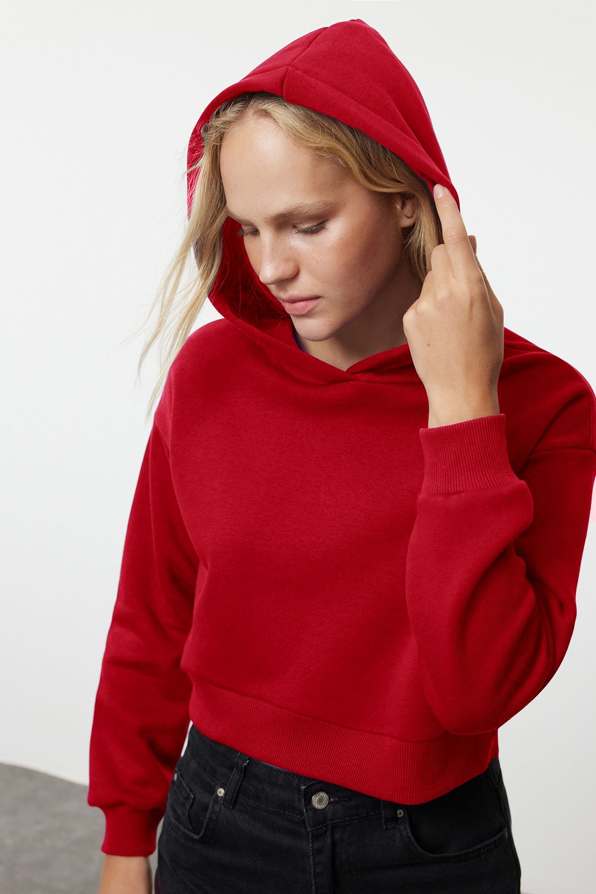 Trendyol Collection-Červená tlustá fleecová mikina s kapucí, uvolněný střih Crop Basic Pletená mikina TWOAW24SW00105 2
