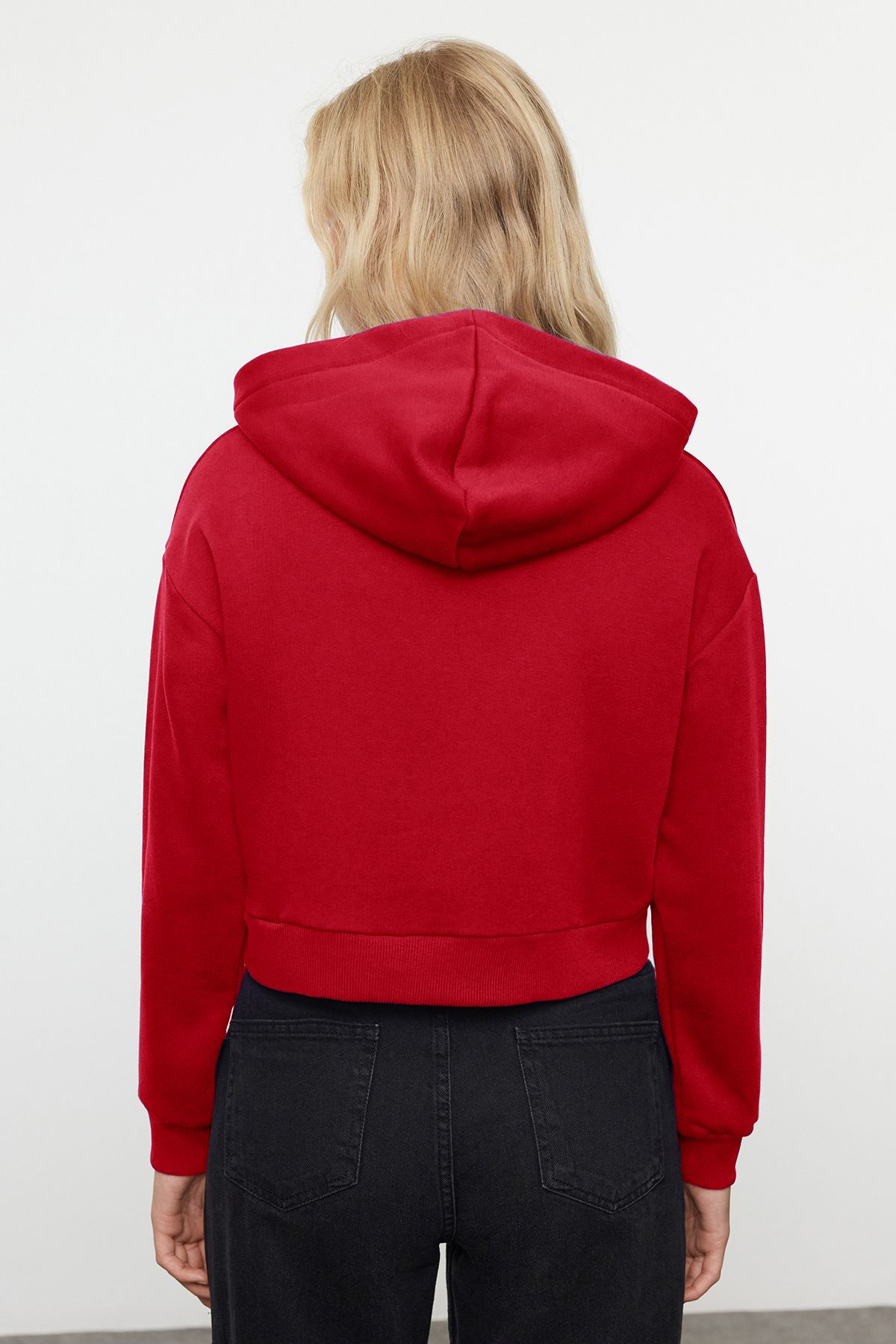 Trendyol Collection-Červená tlustá fleecová mikina s kapucí, uvolněný střih Crop Basic Pletená mikina TWOAW24SW00105 5
