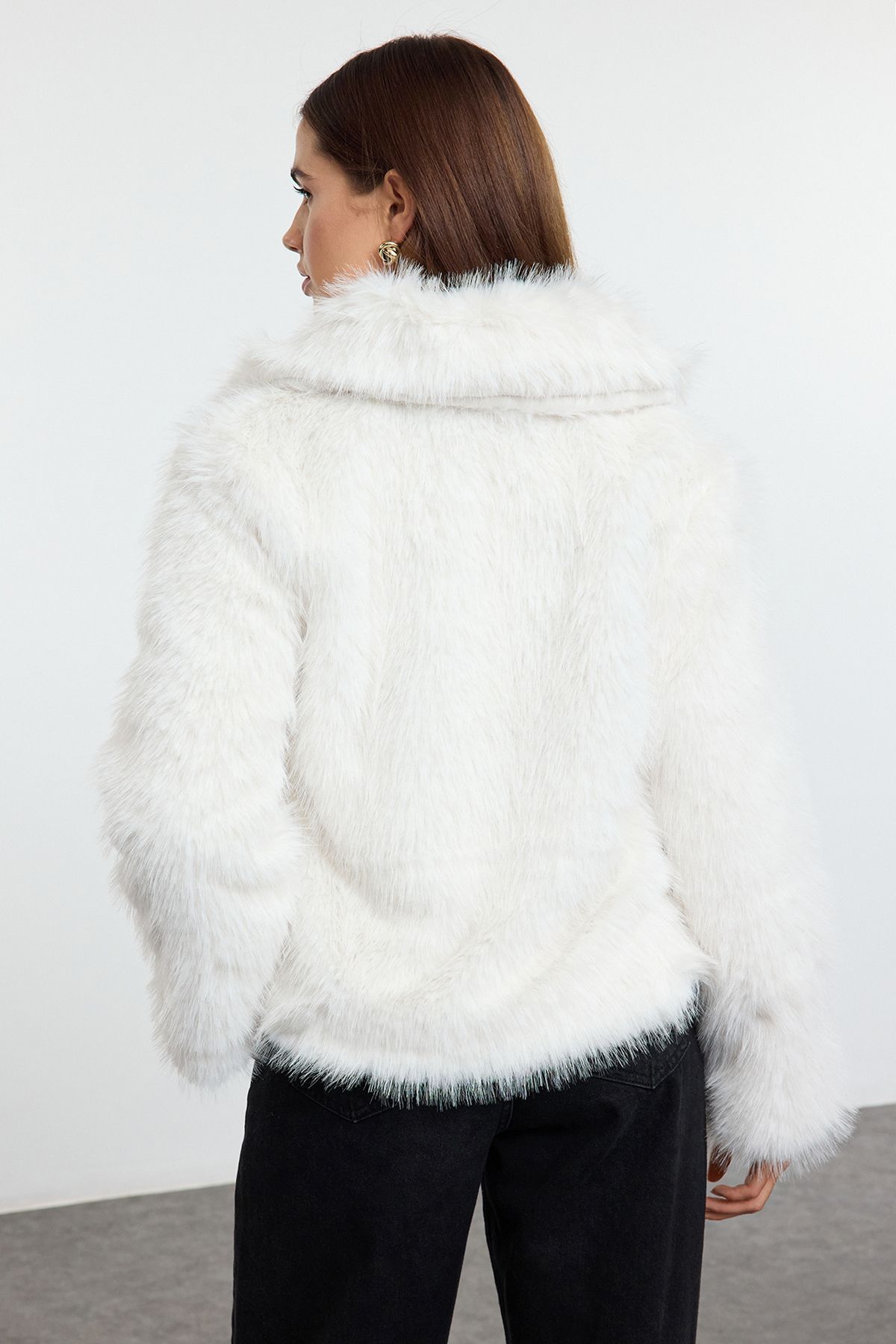 Trendyol Collection-Weißer Pelzmantel mit normaler Passform TWOAW25MO00314 5