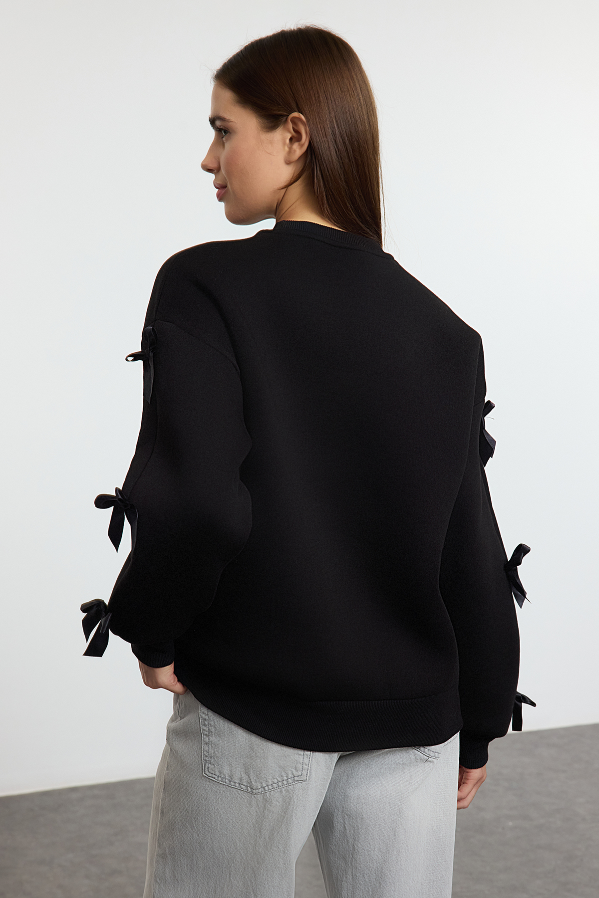 Trendyolmilla  Siyah Fiyonk Detaylı Oversize/Geniş Kalıp Kalın İçi Polarlı Örme Sweatshirt TWOAW25SW00249 - Görsel 5