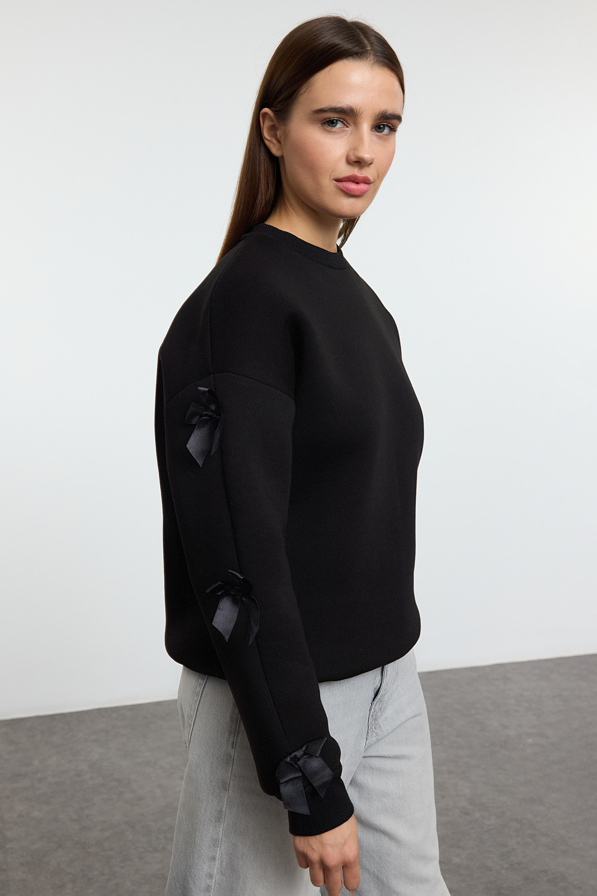 Trendyolmilla  Siyah Fiyonk Detaylı Oversize/Geniş Kalıp Kalın İçi Polarlı Örme Sweatshirt TWOAW25SW00249 - Görsel 2