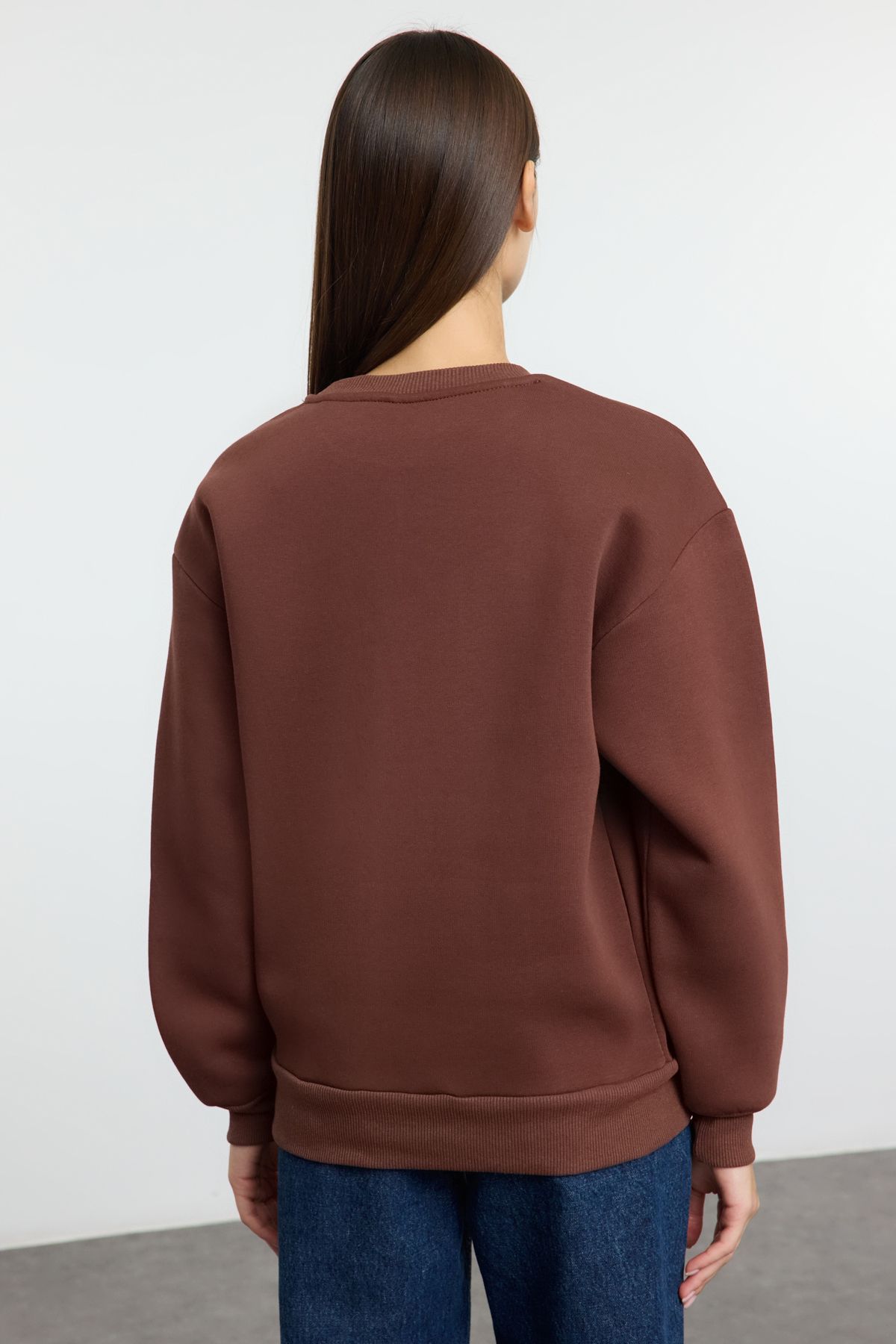 Trendyol Collection-Дебела кройка - Кафяв суичър с поларено деколте Twoaw24Sw00101 5