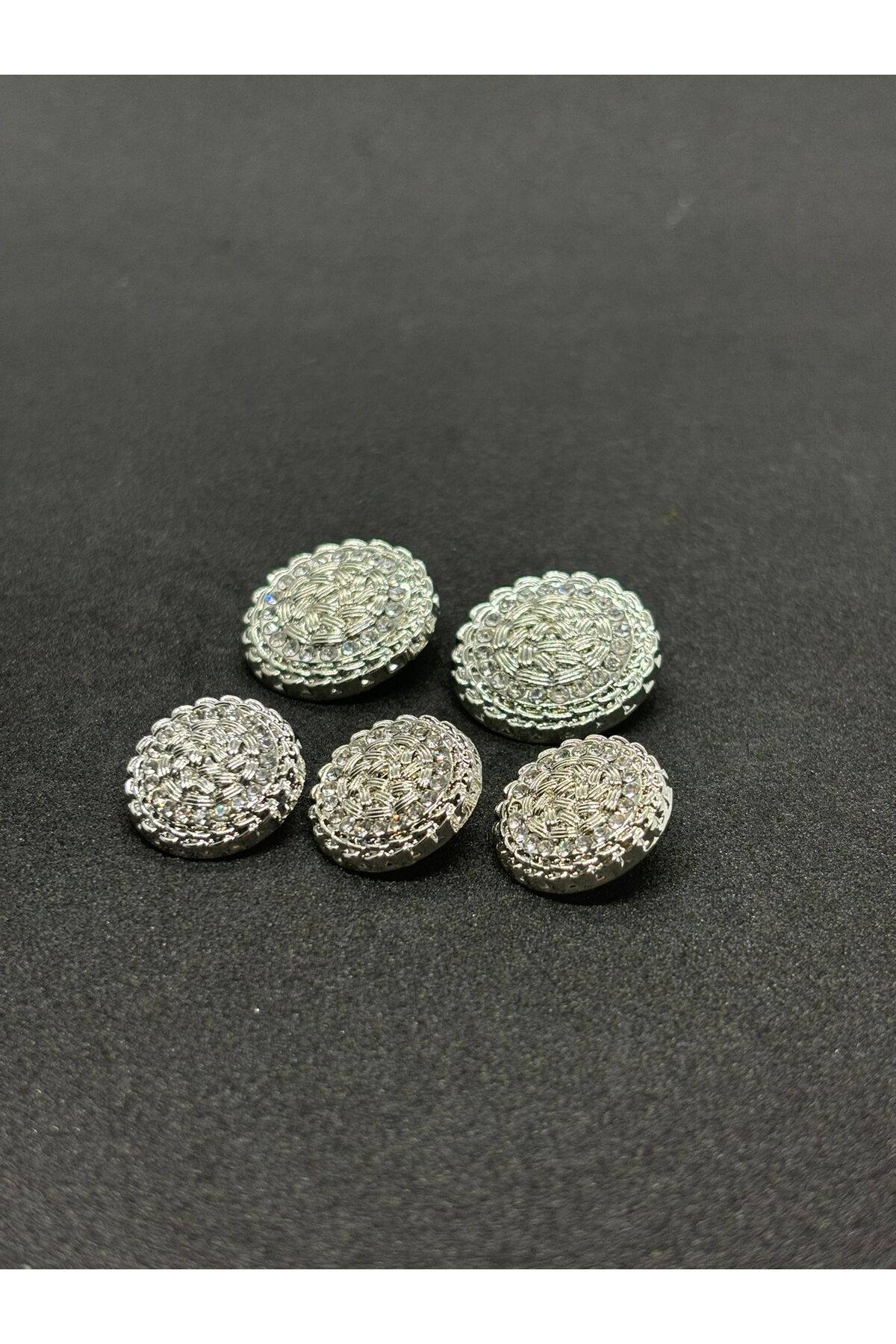 BEİLYS COSMETİCS & ACCESSORY Gümüş Üzeri Kristal Taşlı Model Özel Tasarım Kaban Ceket Trençkot Düğme 5 Adet (2 Büyük 3 Küçük Boy)