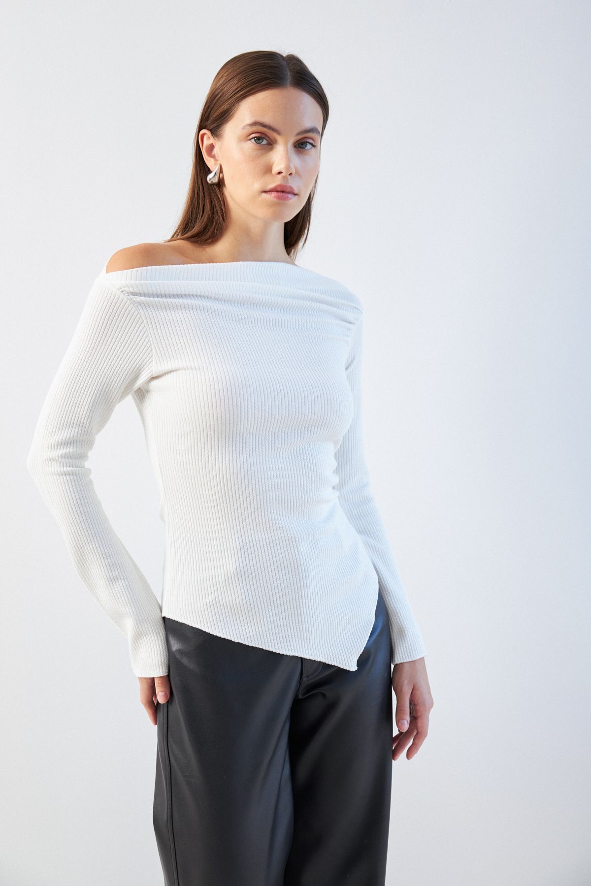 Bipantolon-Women's White Draped Boat Neck Asymmetrical Lycra Knitted Blouse 2