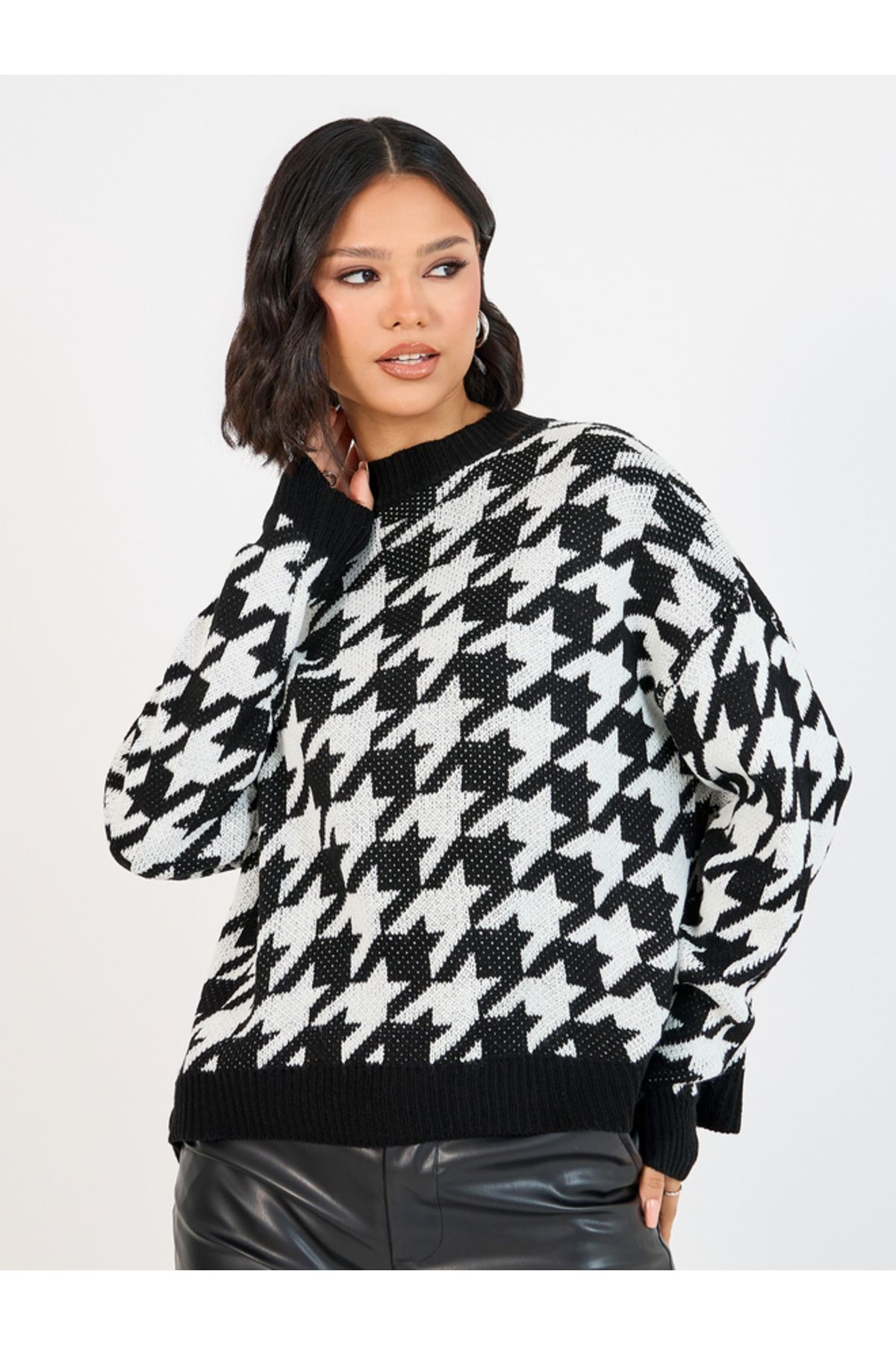 Styli-Boxy Fit Regular Length Houndstooth Pattern Sweater 1