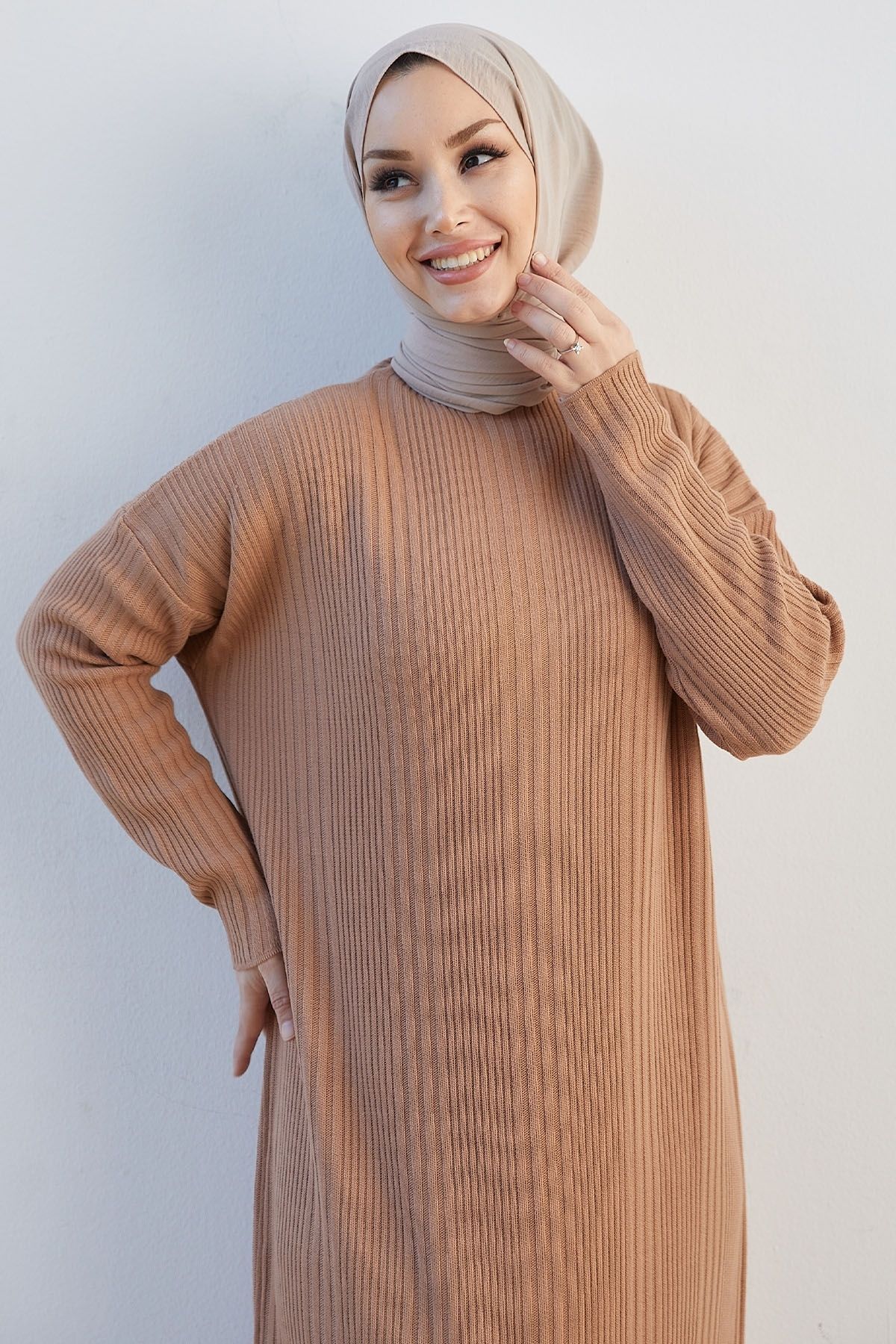 InStyle-Langes Strickkleid mit Rollkragen von Arissa – Kamel 3