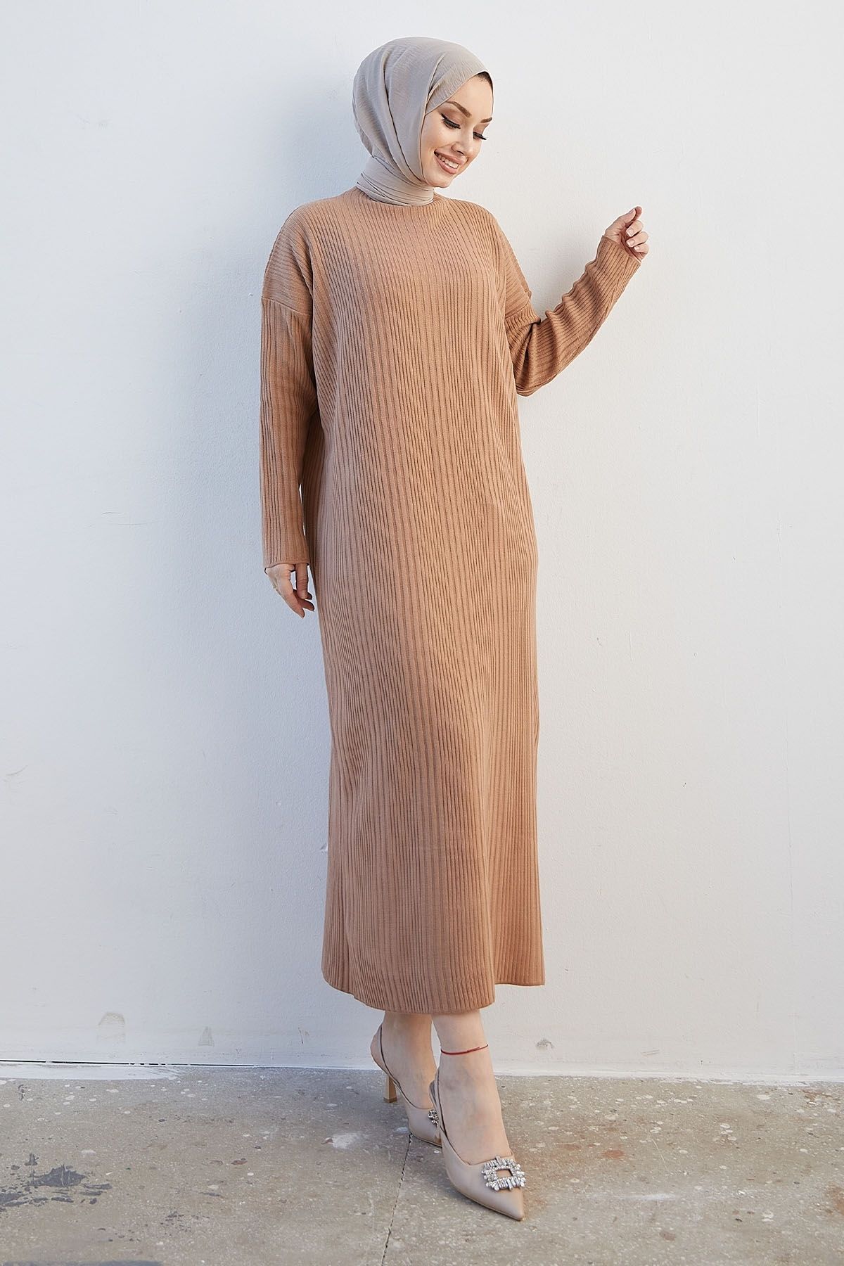 InStyle-Langes Strickkleid mit Rollkragen von Arissa – Kamel 4