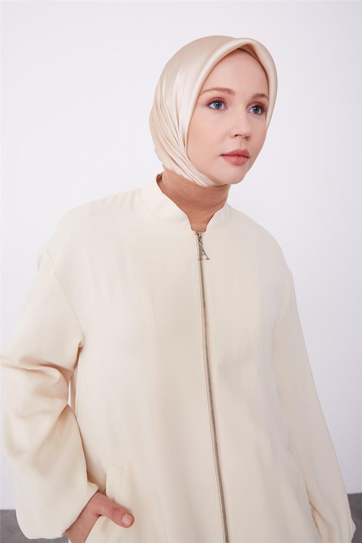 ژاکت بمب افکن با آستر رنگی 23k5403 عاج Armine