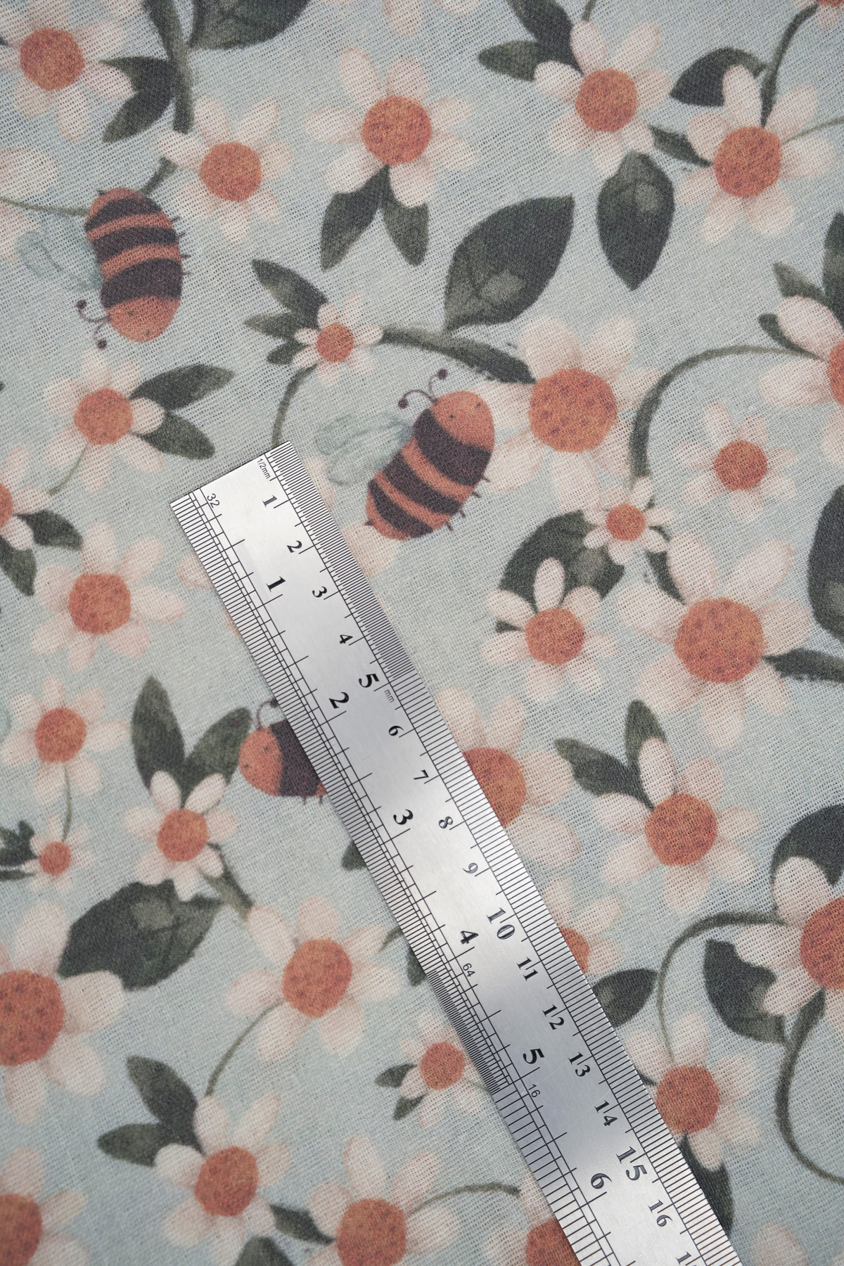 Tuğba Kuğu Baskılı Müslin Kumaş  | Daisies And Bees fotoğrafı 4 (önizleme)