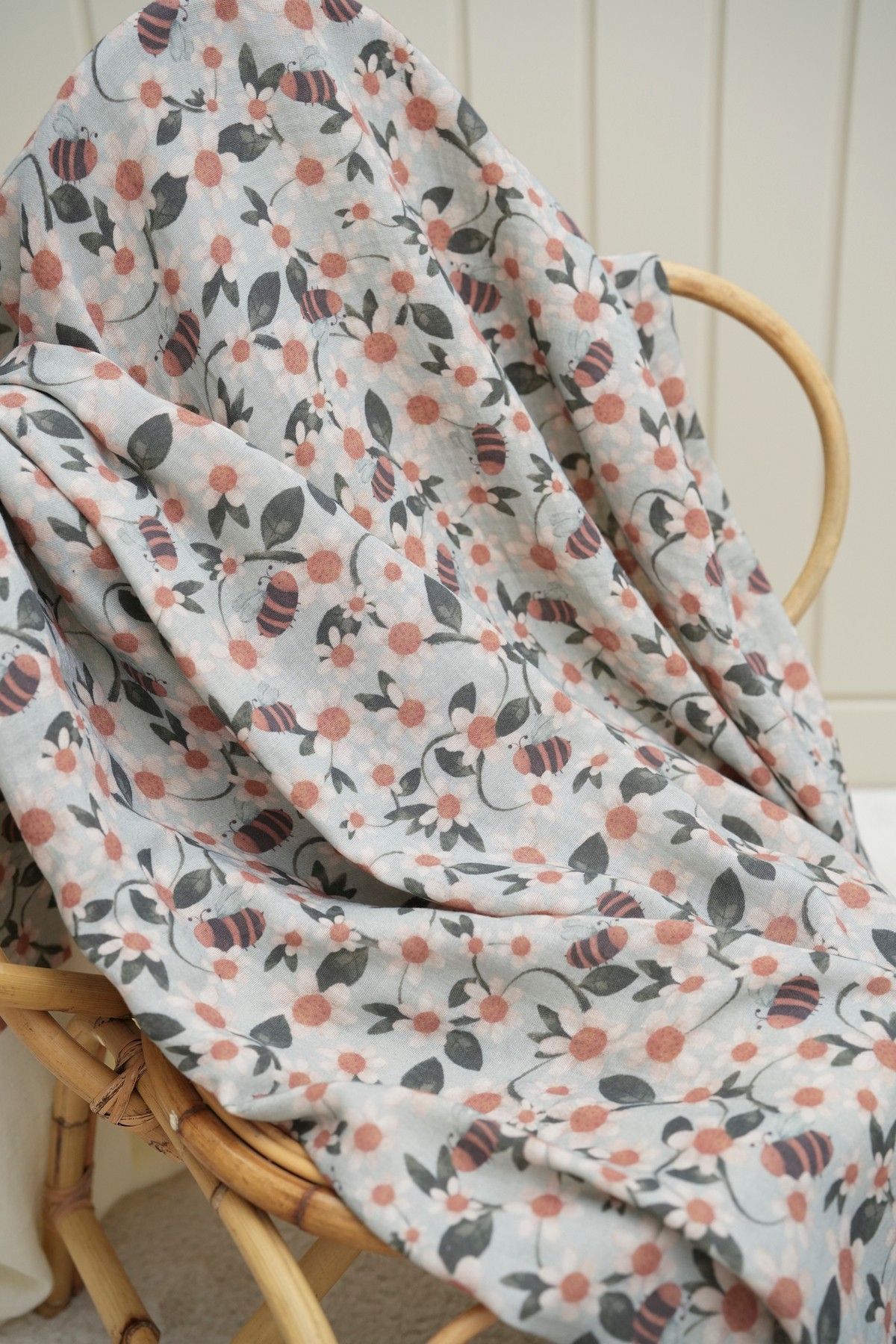 Tuğba Kuğu Baskılı Müslin Kumaş  | Daisies And Bees fotoğrafı 2 (önizleme)