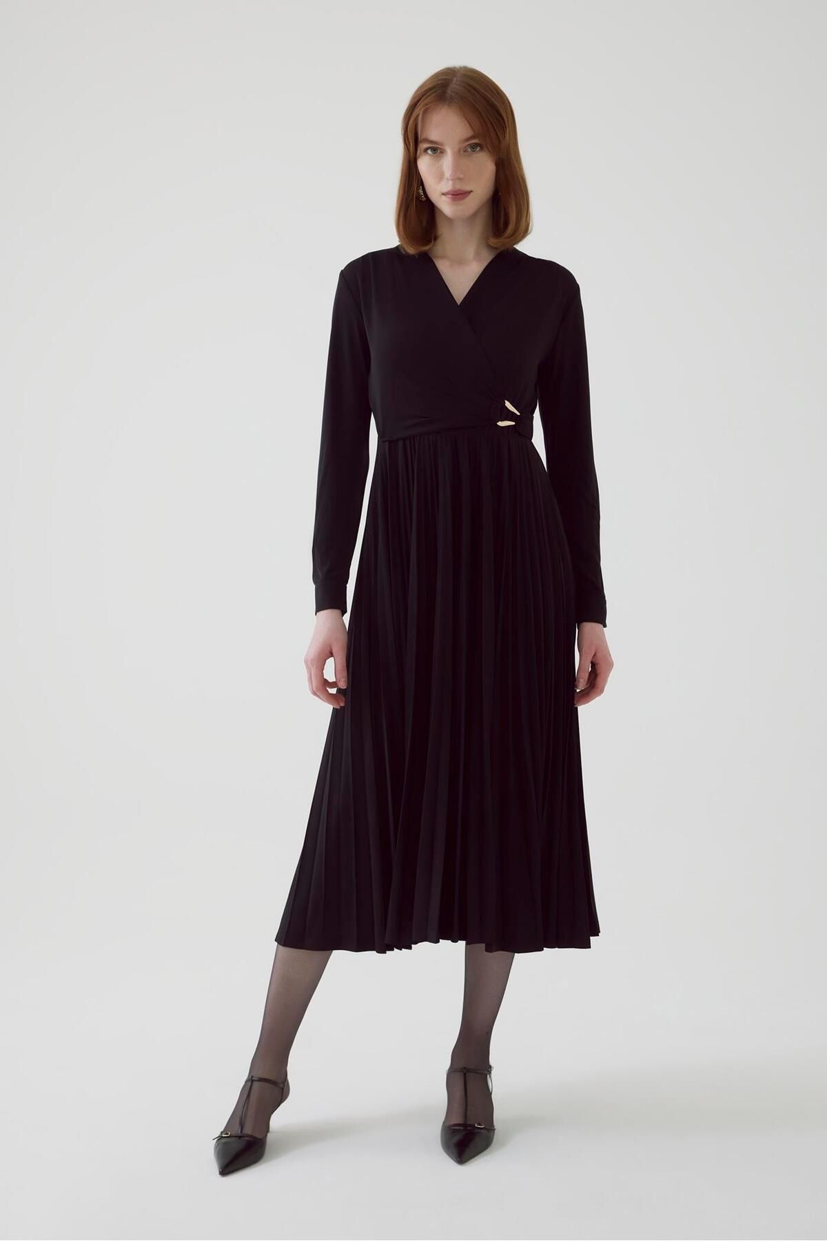 Exquise-Midi Length Pleated Black Lycra Knitted Dress 1