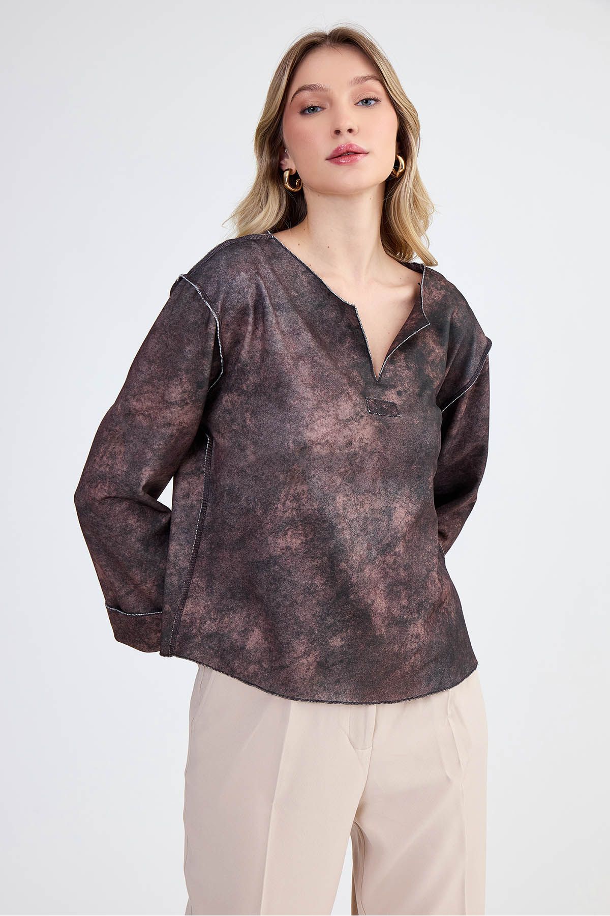 Vitrin-Judge Collar Abstract Pattern Blouse 3