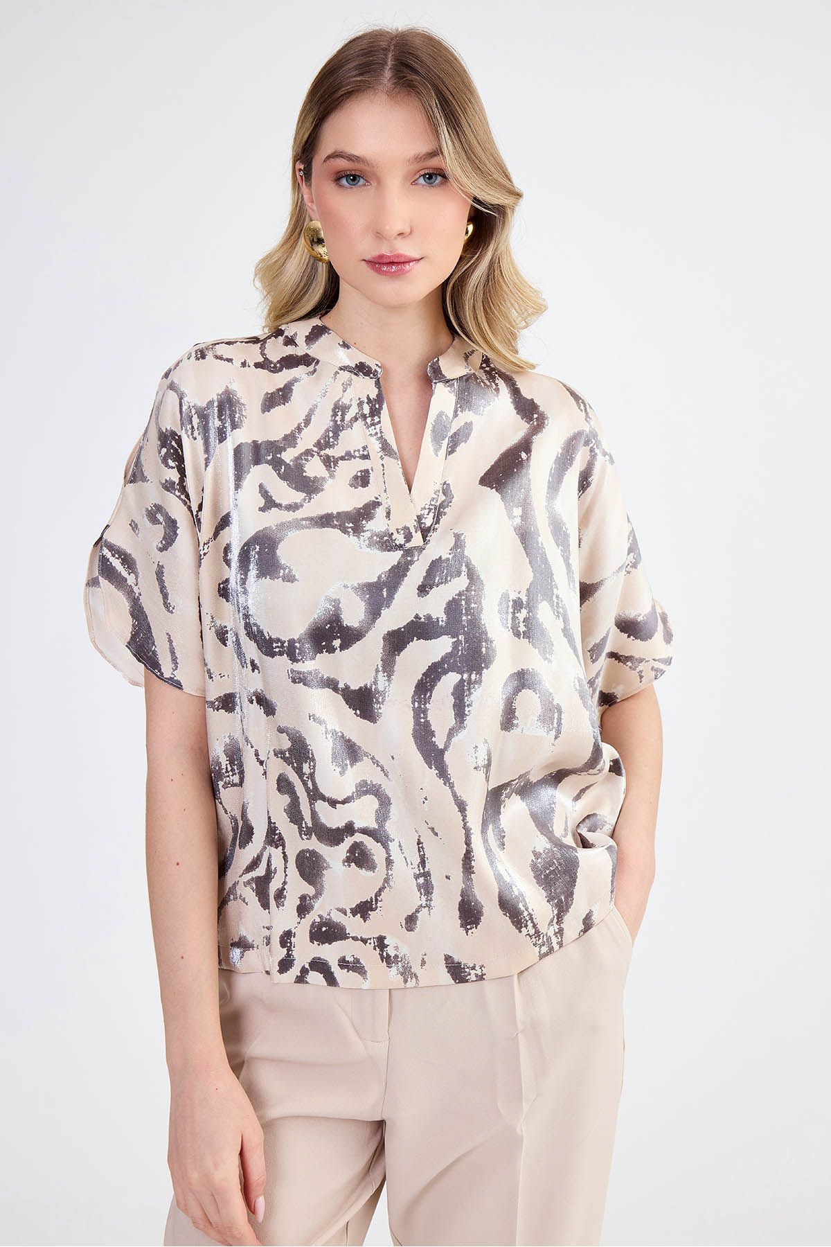 Vitrin-Shiny Fabric Patterned Judge Collar Blouse 4