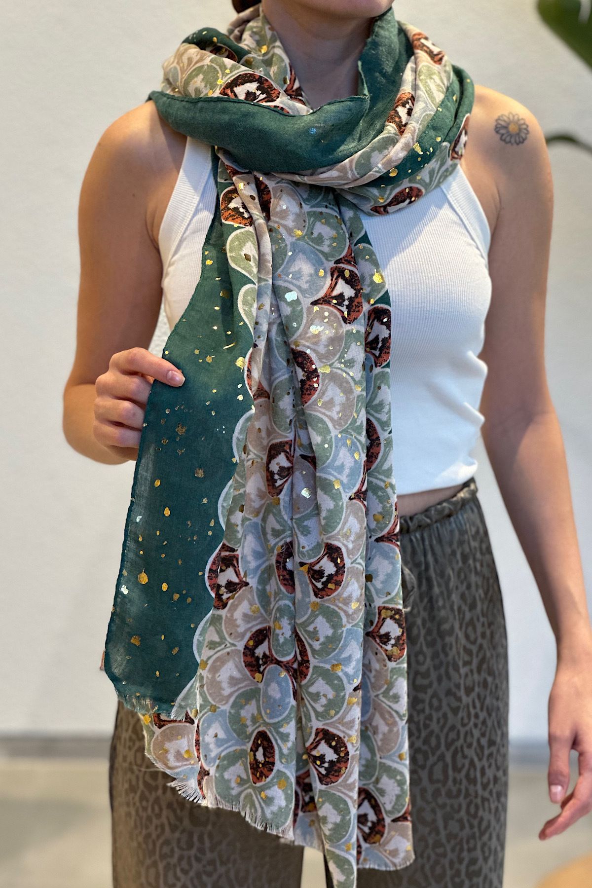 novon-Minimal Oyster Design Premium Shawl with Gilding Effect 2