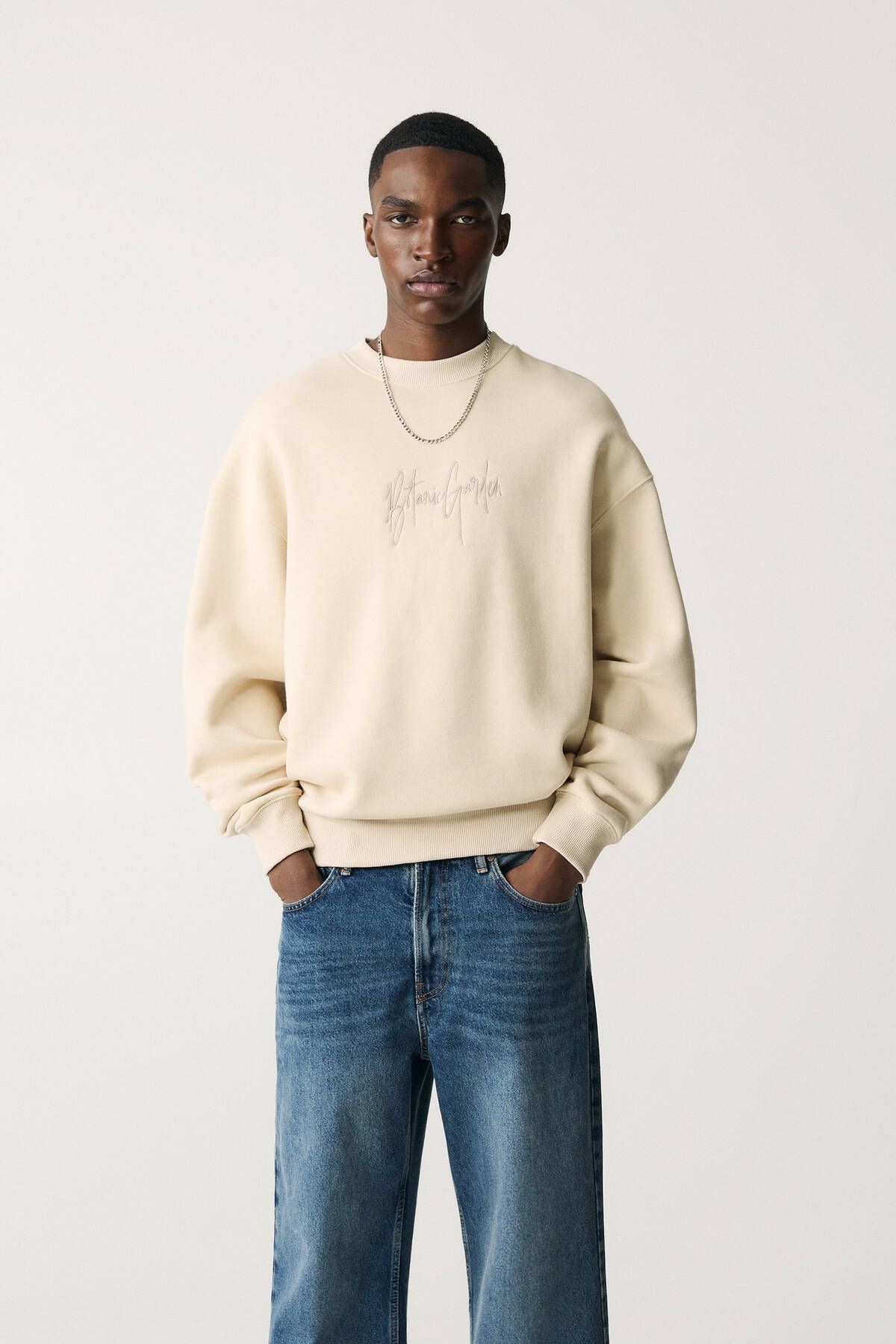 سویشرت دوزی شده با پایه Pull & Bear