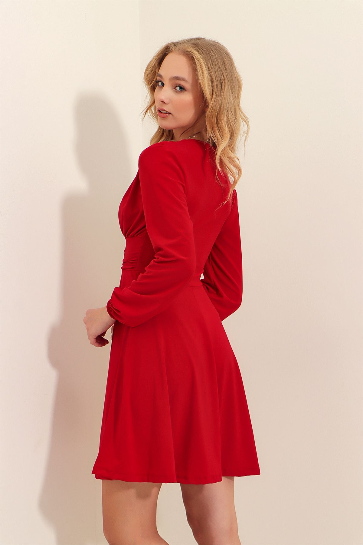 Trend Alaçatı Stili-Rotes, ausgestelltes Sandy-Kleid mit tiefem V-Ausschnitt für Damen ALC-X9420 4