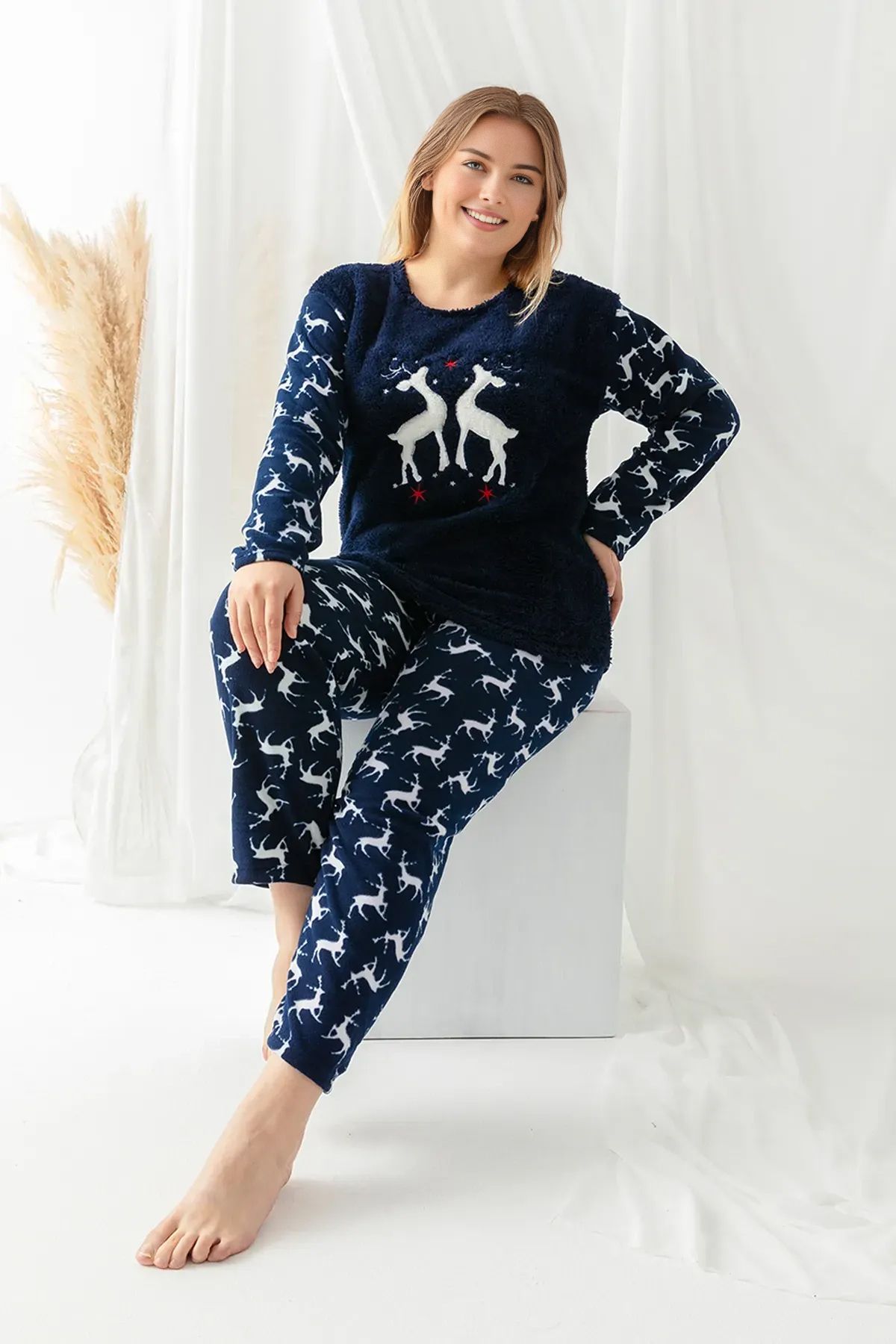 Trendyol Curve Granatowy Świąteczny Wzór Piżamy Dzianinowej Tbbaw25ai00100 Kobieta - 5XL