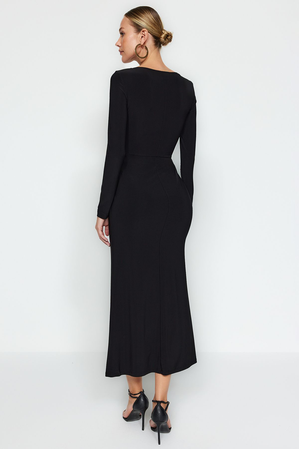 Trendyolmilla  Siyah Volanlı Kare Yaka Fitted/Vücuda Oturan Maxi Esnek Örme Elbise TWOAW24EL00613 - Görsel 6