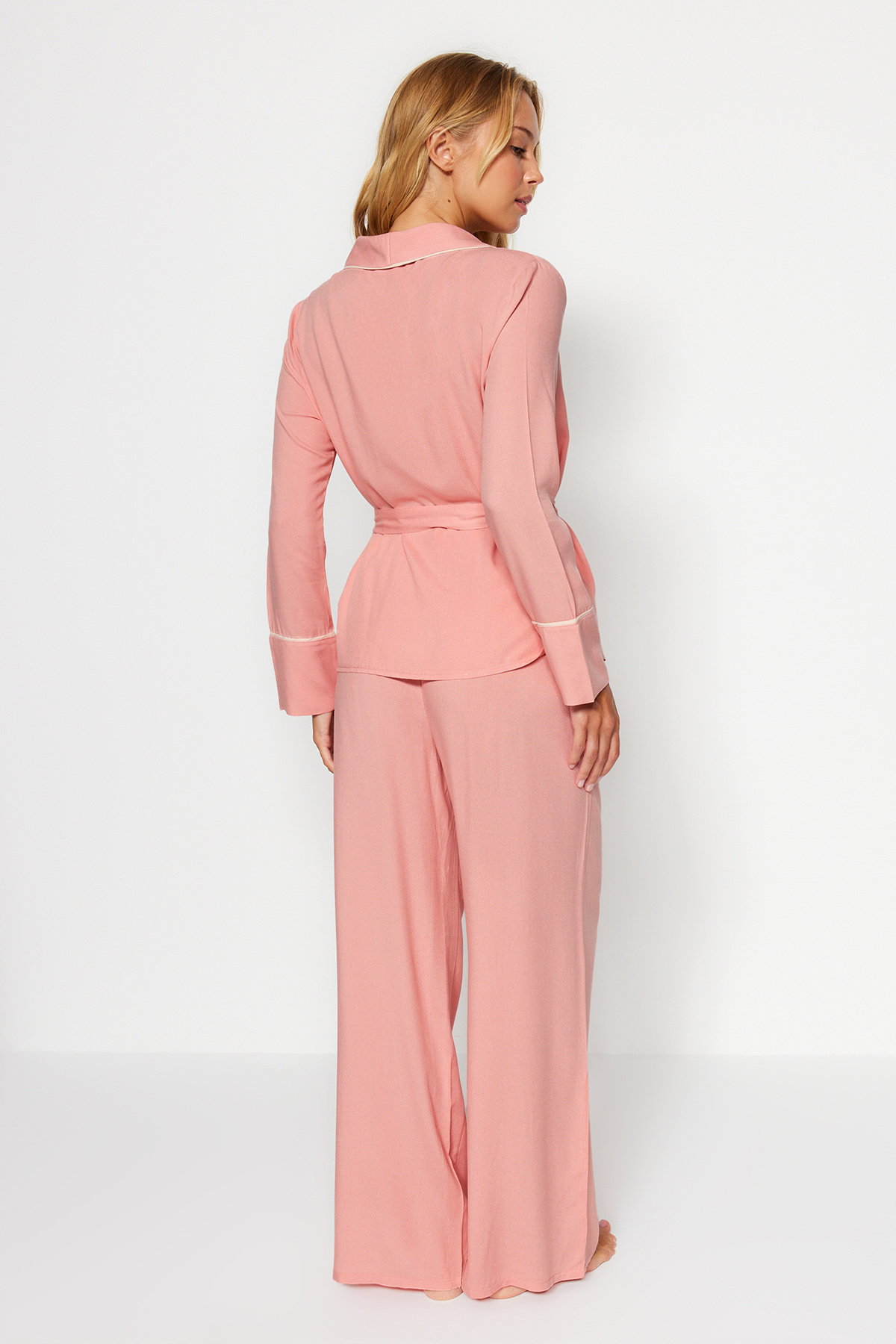 Trendyol Collection-Sada dvouřadého střihu viskózového pyžama - Pudr Belted, Detail paspulky Thmaw22pt1109 7