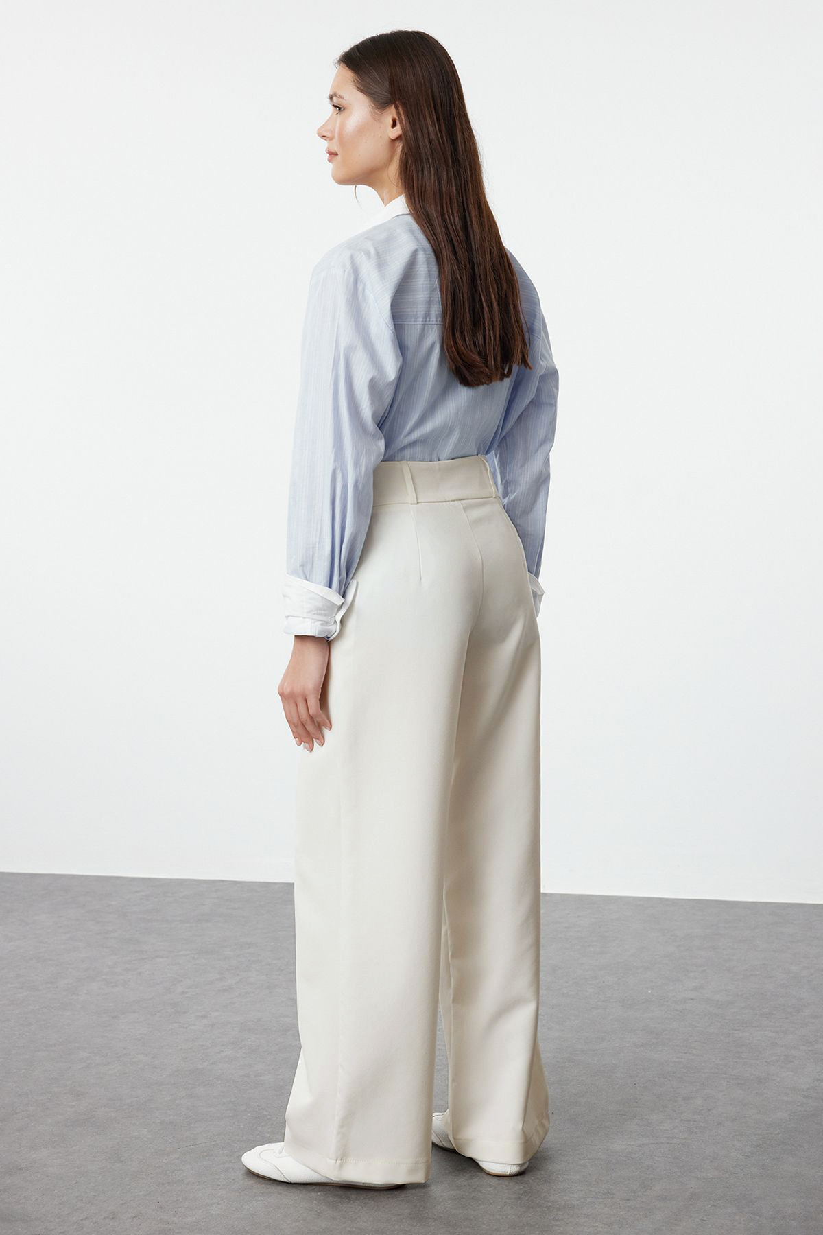 Trendyol Collection-Pantaloni albi țesuți cu tăietură dreaptă - Detaliu în talie, TWOAW25PL00038 5