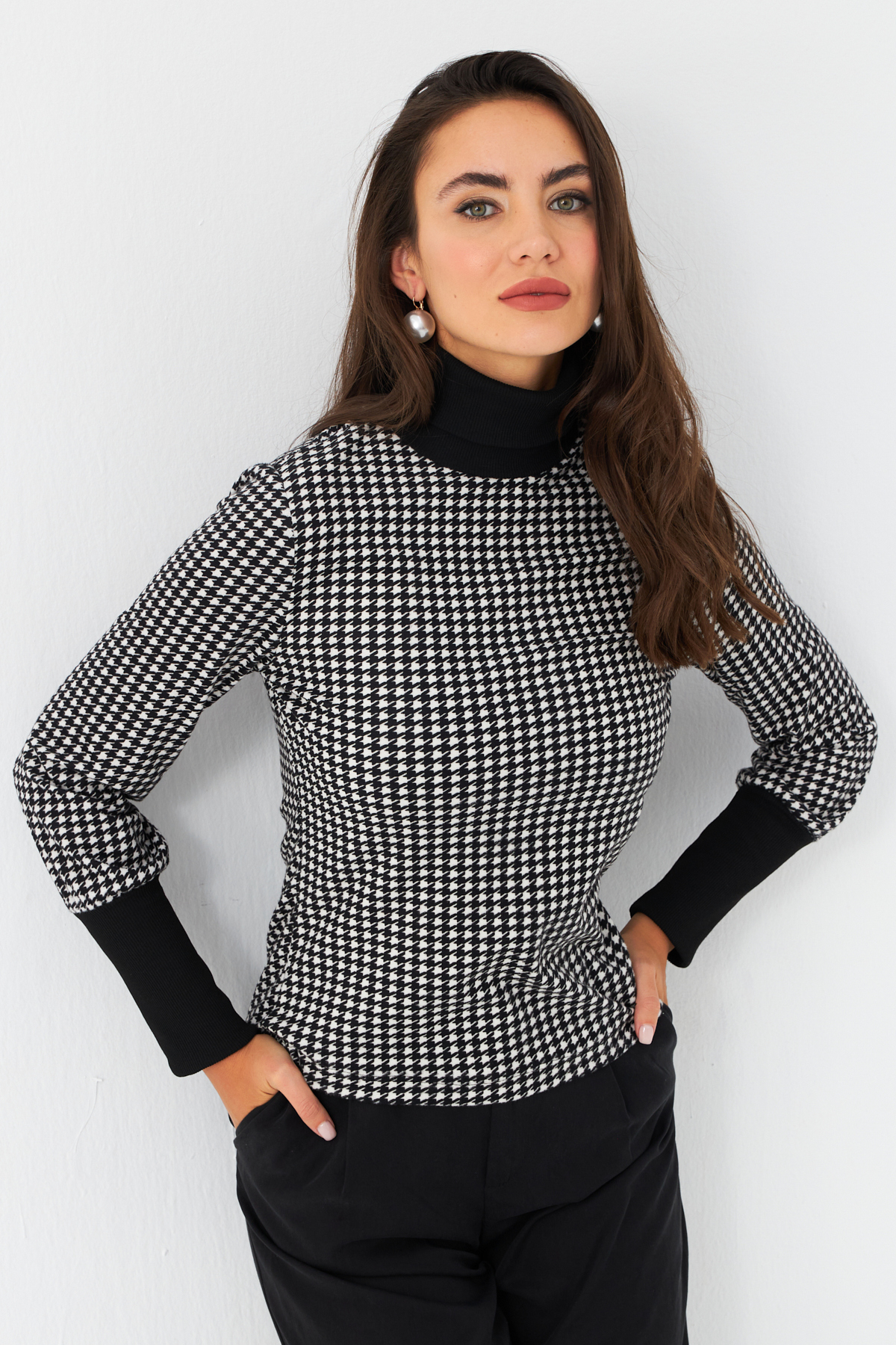 Cool & Sexy Garatlan nyakú fekete-ecru női blúz EY2972