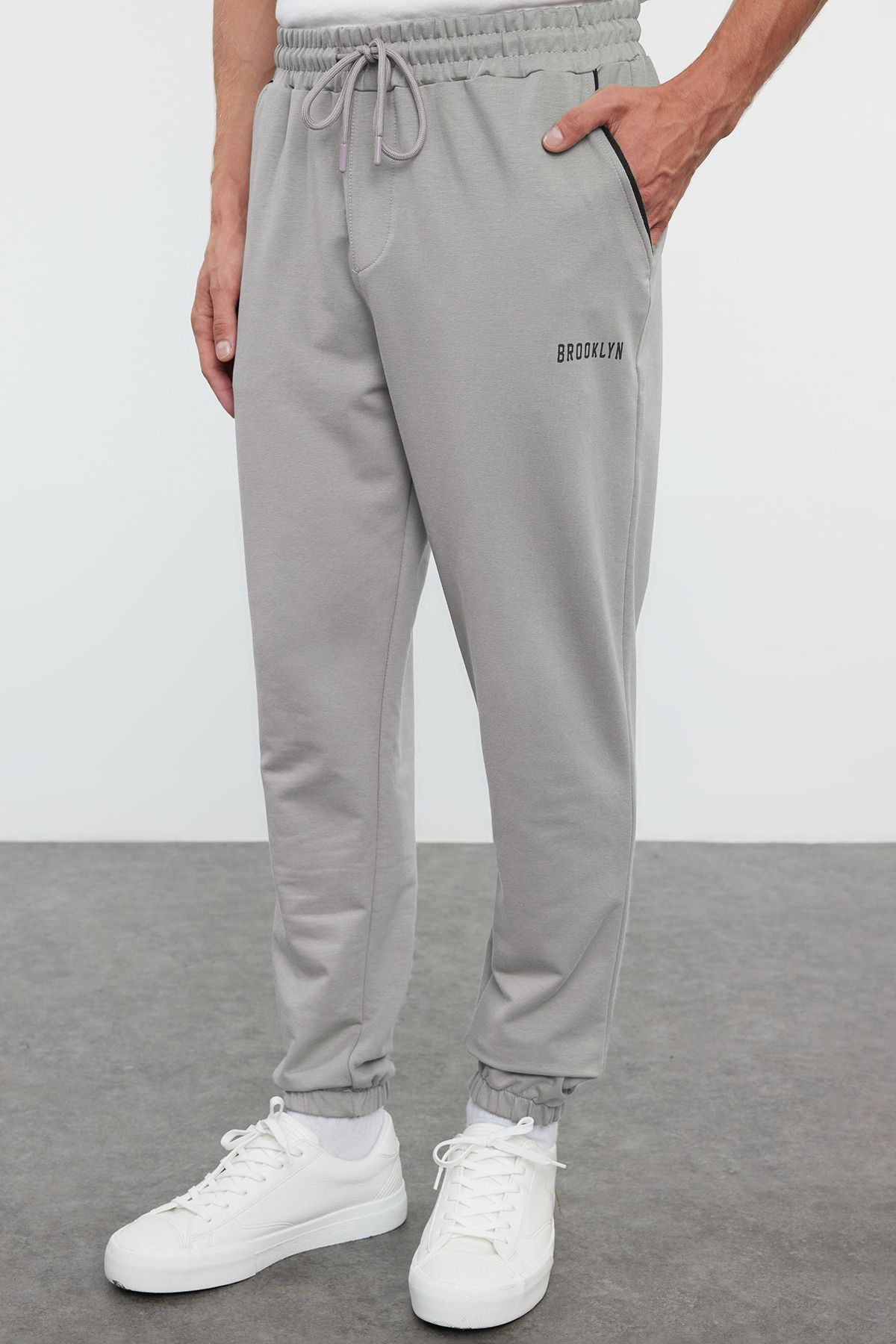 Trendyol Collection Szare Spodnie Dresowe O Regularnym Kroju – Z Nadrukiem I Gumowymi Nogawkami Mężczyzna - 2XL