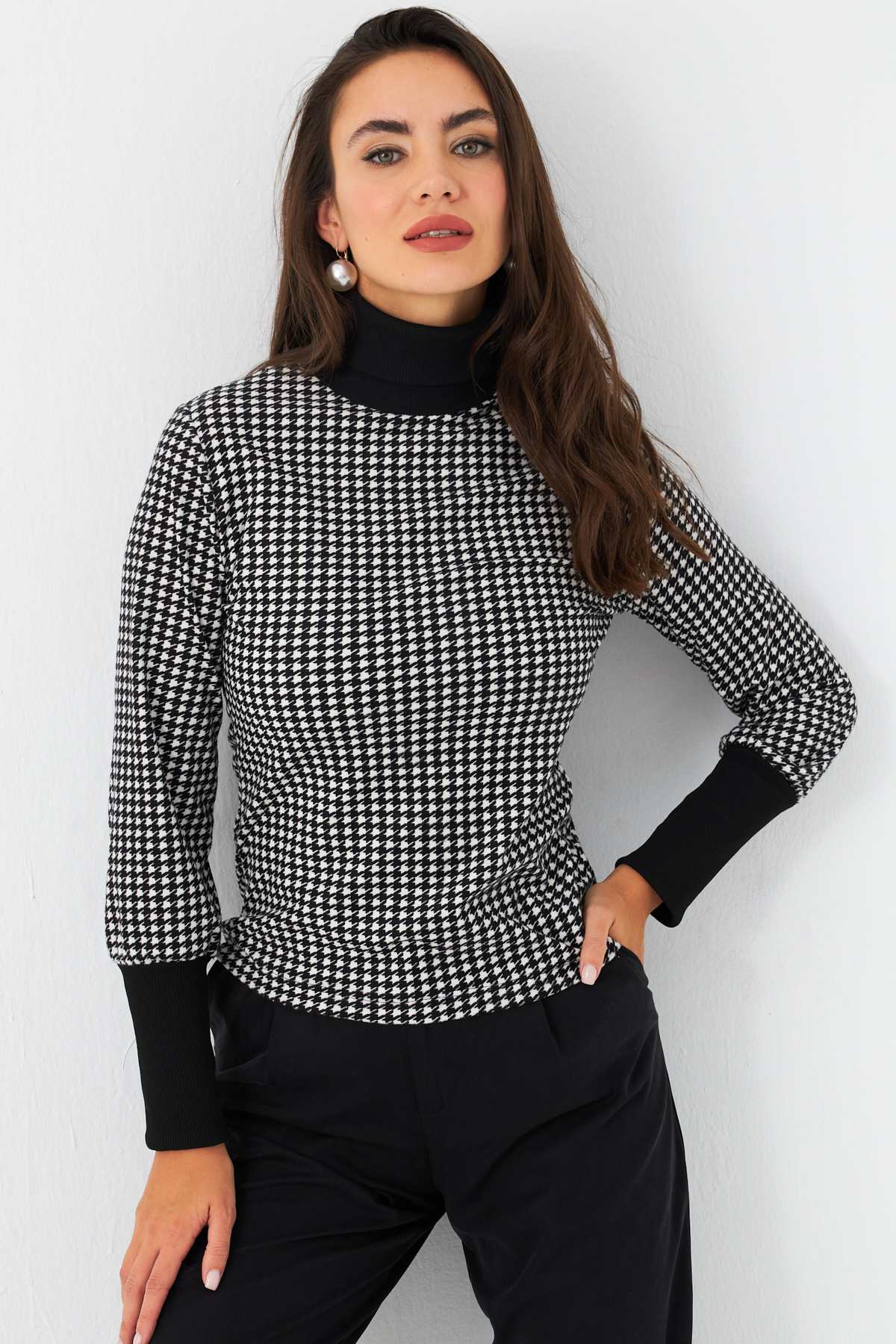 Cool & Sexy Garatlan nyakú fekete-ecru női blúz EY2972