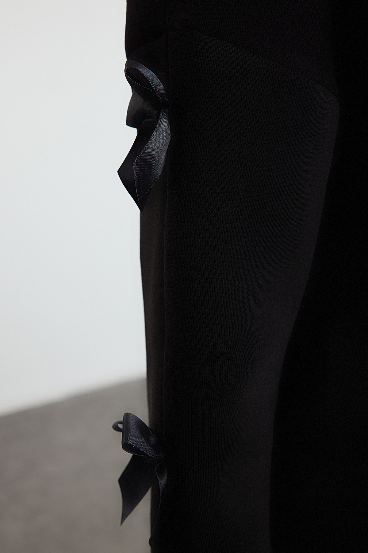 Trendyolmilla  Siyah Fiyonk Detaylı Oversize/Geniş Kalıp Kalın İçi Polarlı Örme Sweatshirt TWOAW25SW00249 - Görsel 4