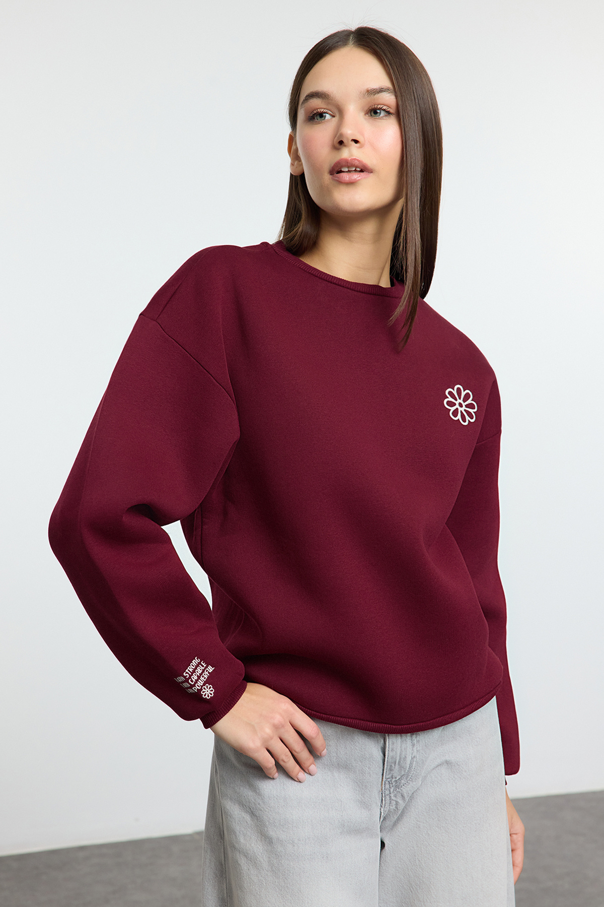 Trendyol Collection-Burgunderfarbenes, besticktes, dickes Strick-Sweatshirt aus Fleece – reguläre Passform TWOAW25SW00176 1