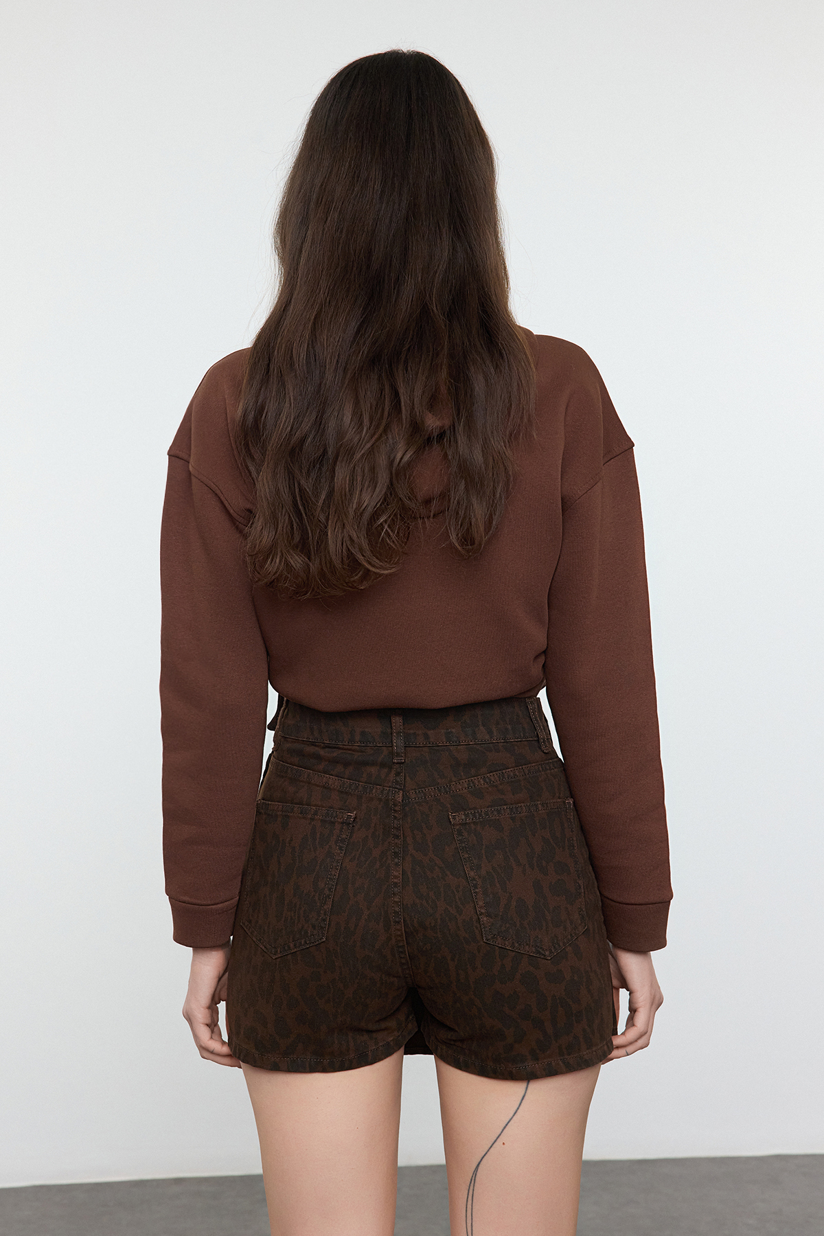 Trendyolmilla  Çok Renkli Leopar Desenli Yırtmaçlı Kahverengi Denim Şort Etek TWOSS23SR00091 - Görsel 16