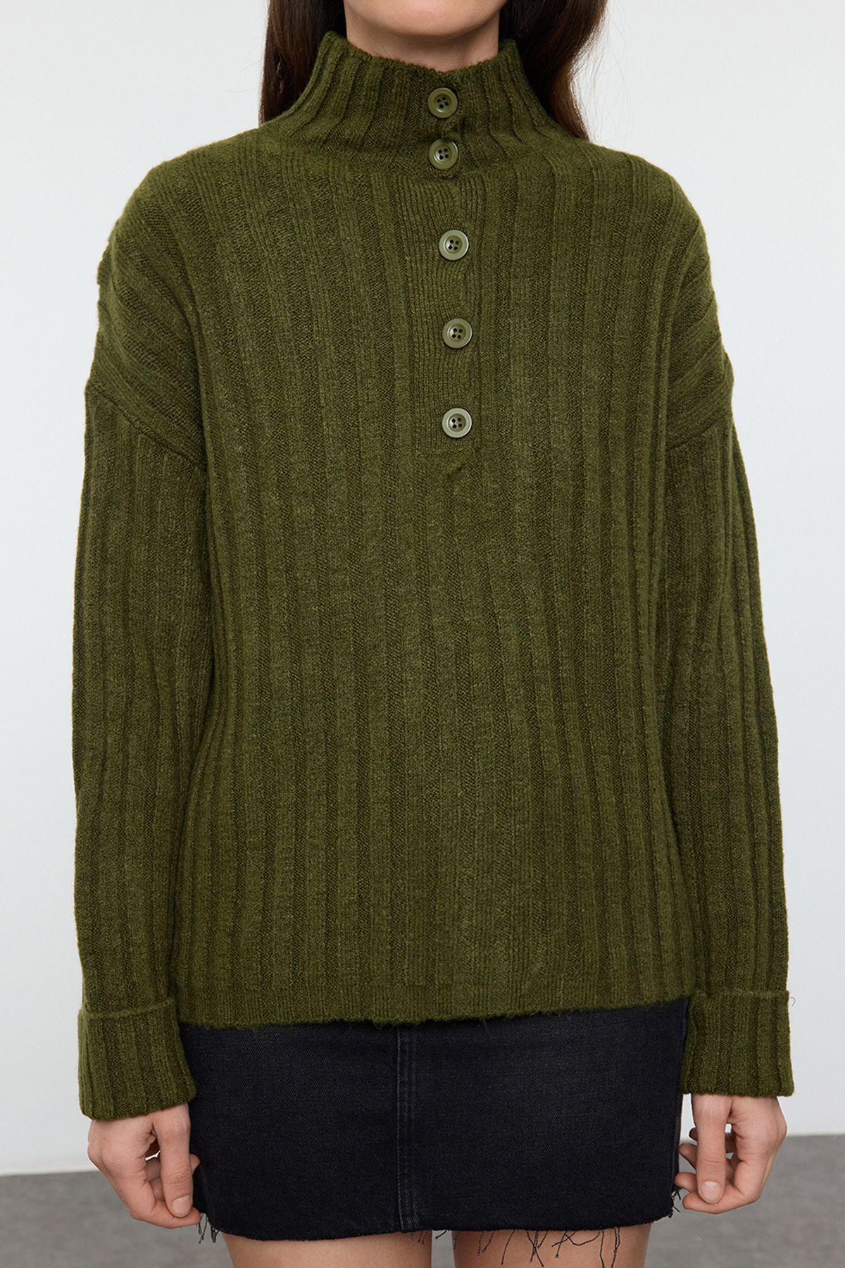 Trendyolmilla  Haki Geniş Kalıp Yumuşak Dokulu Dik Yaka Triko Kazak TWOAW21KZ0783 - Görsel 3