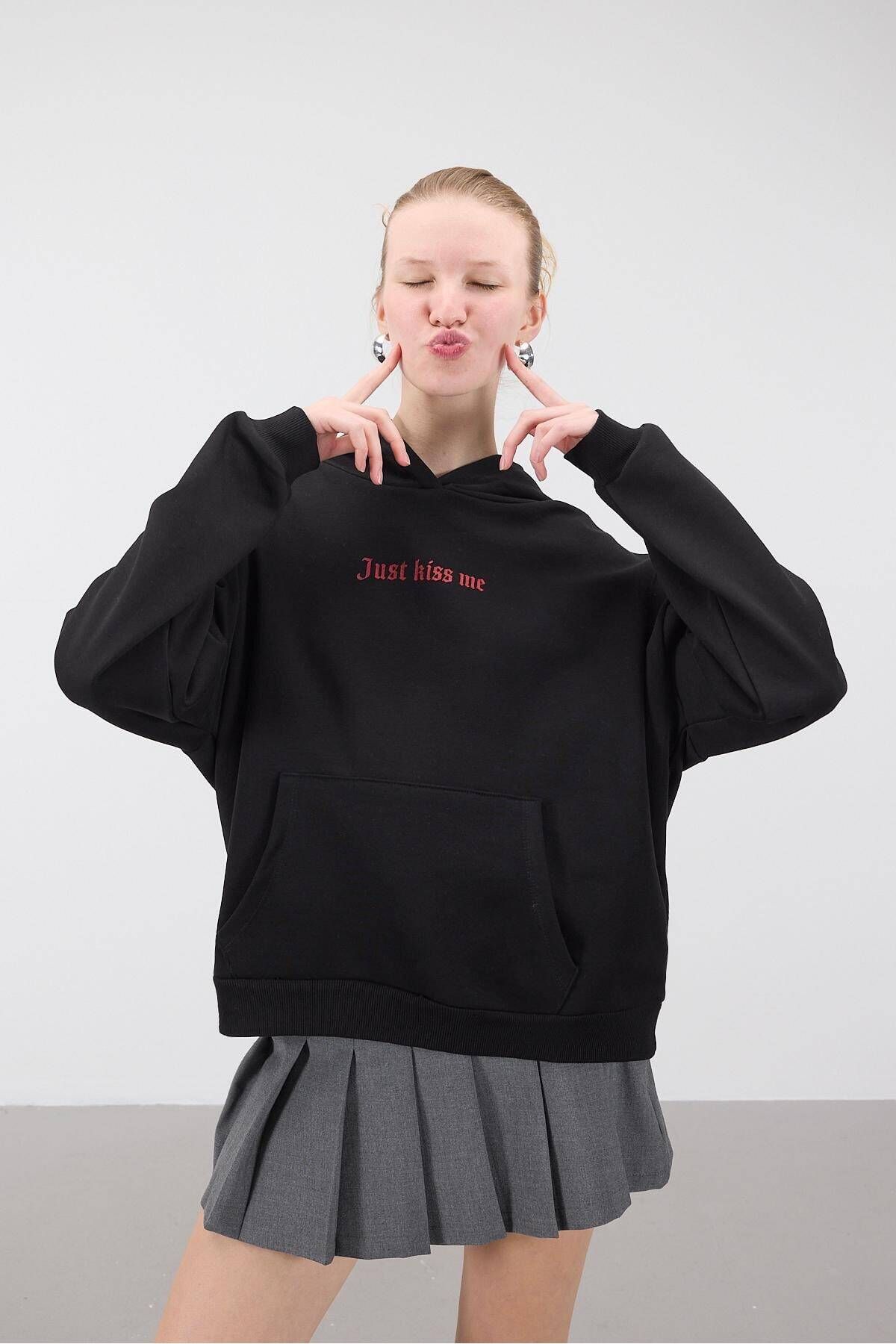 Addax-Just Kiss Me Written Raster Sweatshirt S1661 2