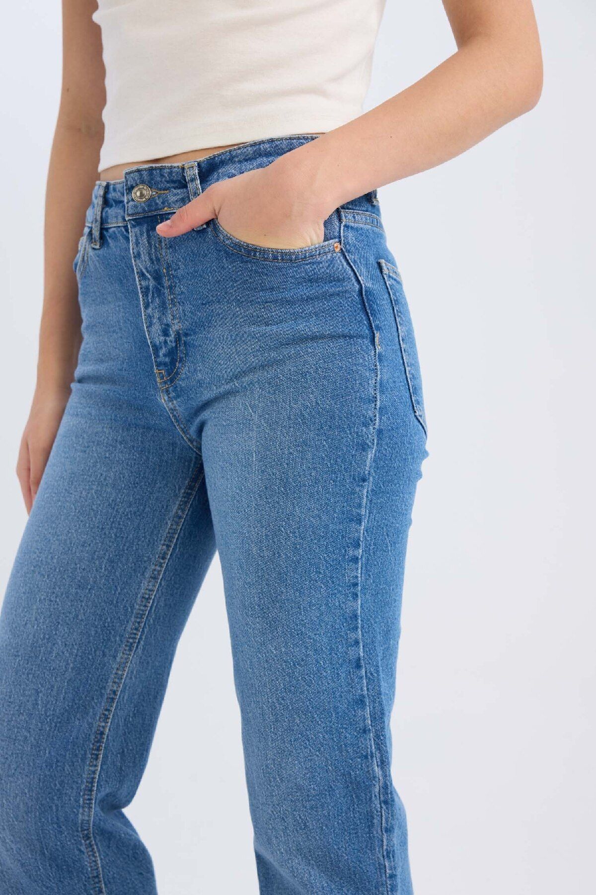 DeFacto-Comfort Straight High Waist Knöchellange, waschbare Jeanshose E3412axns 5