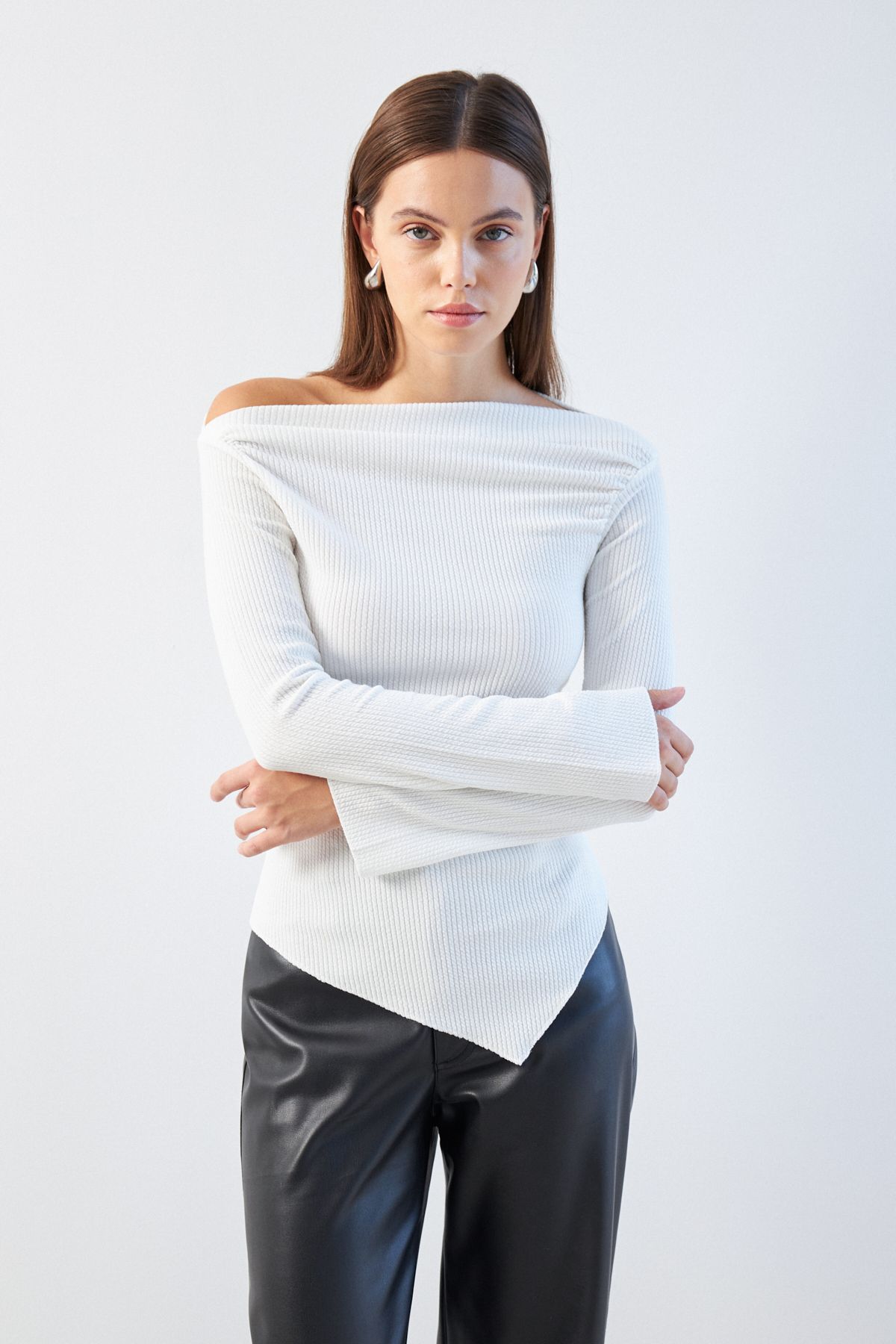 Bipantolon-Women's White Draped Boat Neck Asymmetrical Lycra Knitted Blouse 3