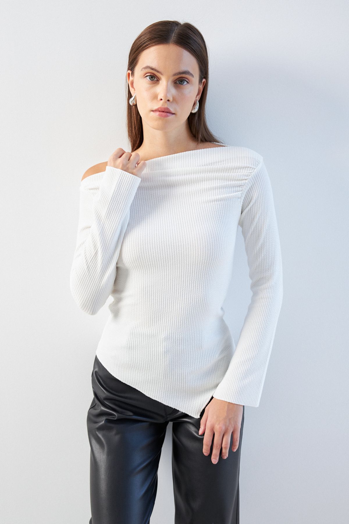 Bipantolon-Women's White Draped Boat Neck Asymmetrical Lycra Knitted Blouse 1